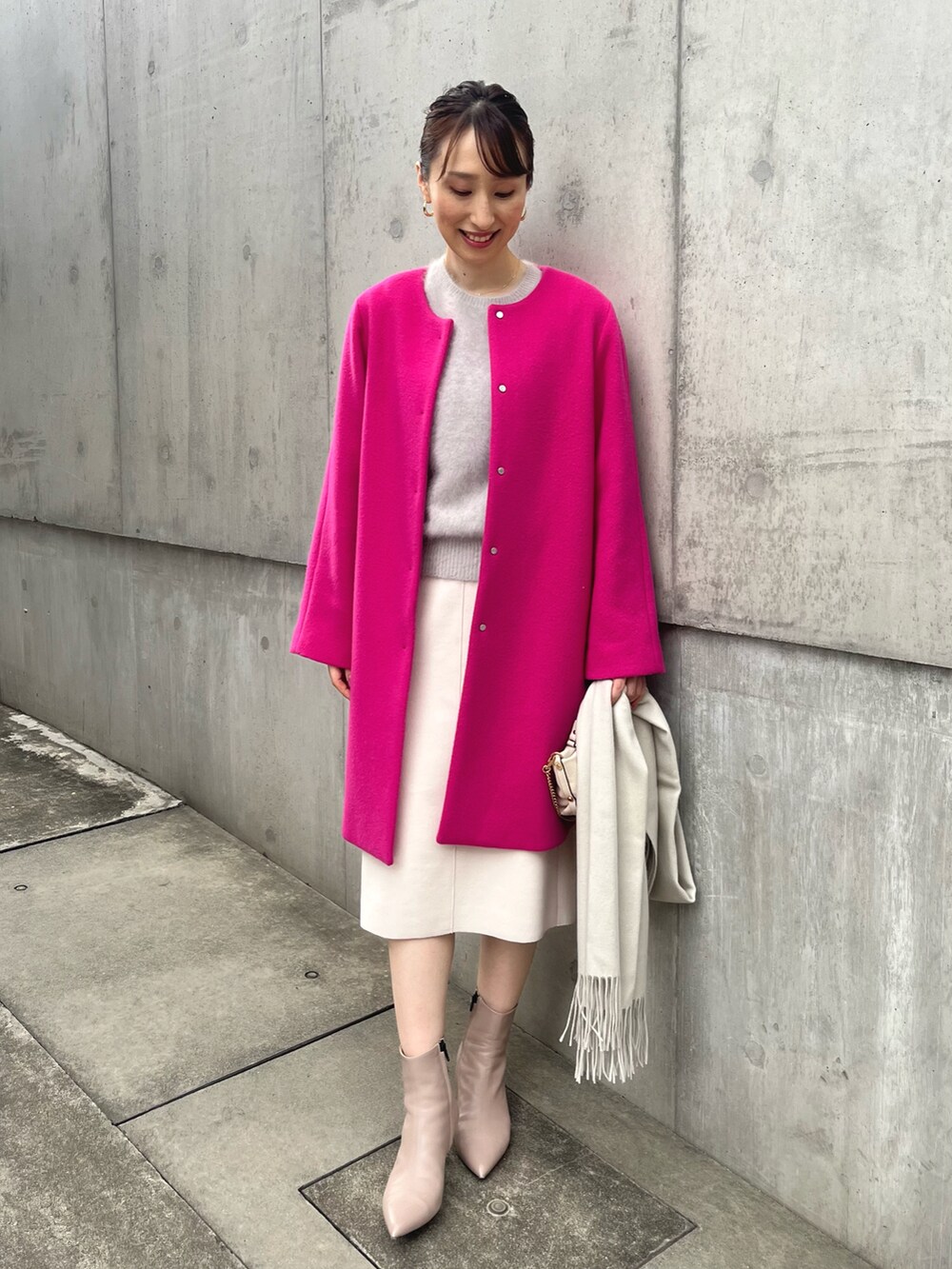 ベージュ系のニット/セーター、ピンク系のその他アウター、ベージュ系のスカートを着用したレディースの冬コーディネートの3枚目の写真