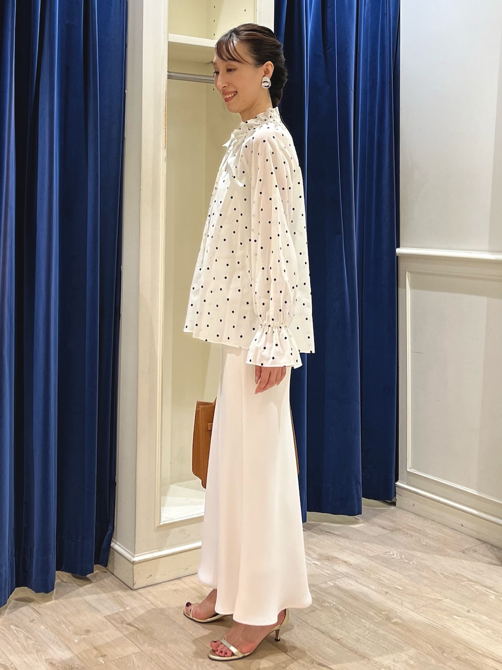 「きれいめカジュアル、ロングスカート、大人女子、ナロースカート、スカート、ドット、ドット柄、ドットブラウス、ワントーン、ワントーンコーデ、ホワイトコーデ、ホワイト、ノーリーズ、ブラウス、フリル」|「NOLLEY’Sの【grace grace/グラスグラス】ピアット イヤリング(イヤリング、シルバー系)」を使った、nol ikeoさん(骨格ウェーブ・レディース・160cm)の夏コーディネートの7枚目の写真