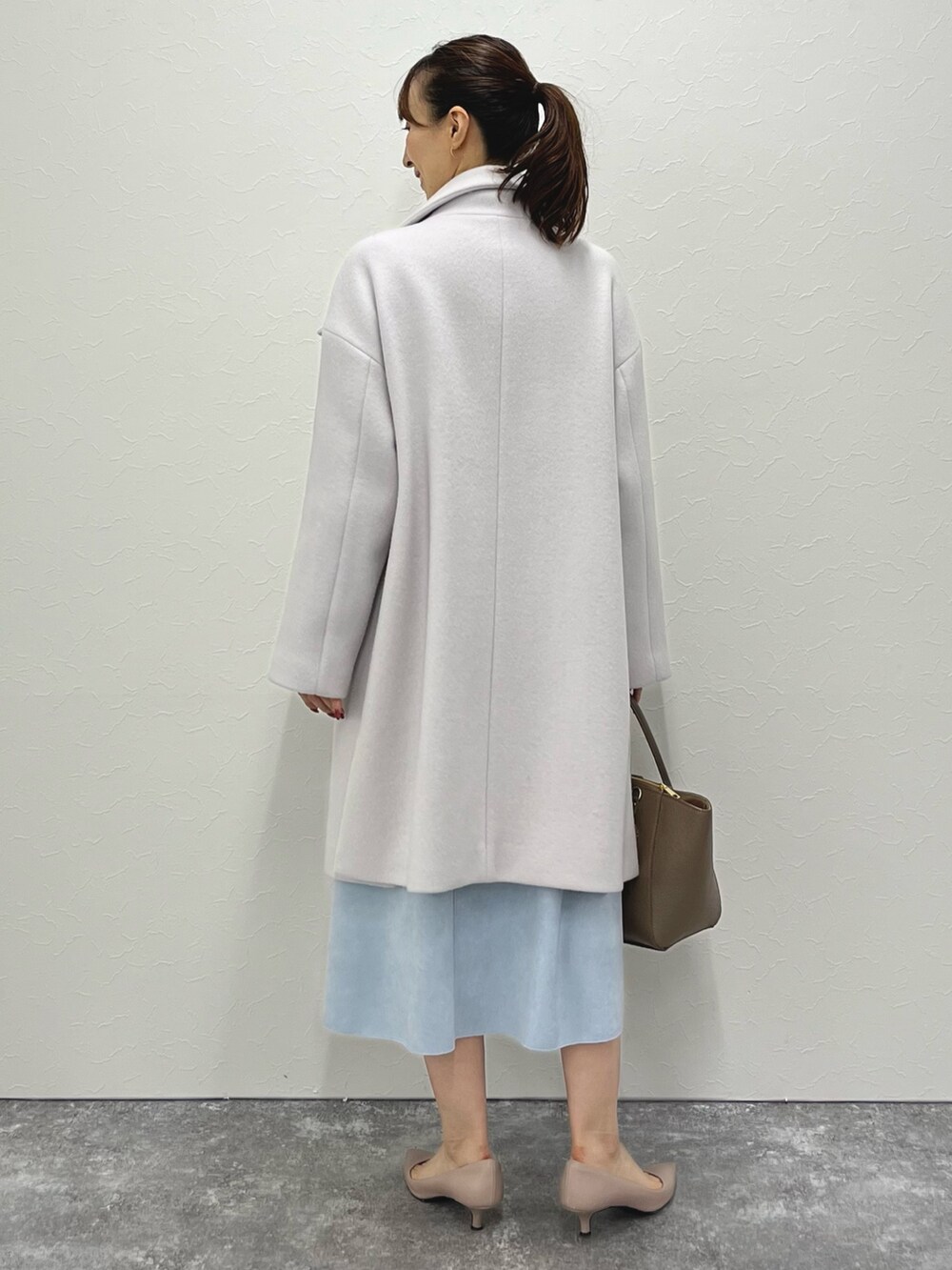 「冬アウター、淡色コーデ、冬コーデ、お出かけコーデ、ニット、大人かわいい、カラーコーデ、ショート丈トップス、ニットコーデ、フレアスカート、スカート、スエード、コート、スタンドカラーコート、ノーリーズ」|「NOLLEY’Sの【grace grace/グラスグラス】10K カットワイヤーフープ ピアス(ピアス(両耳用)、ゴールド系)」を使った、nol ikeoさん(レディース・160cm)の秋コーディネートの5枚目の写真