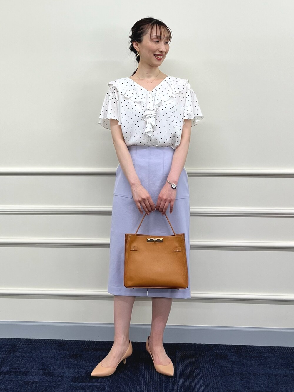 ホワイト系のシャツ/ブラウス、パープル系のスカート、イエロー系のショルダーバッグを着用したレディースの夏コーディネートの7枚目の写真