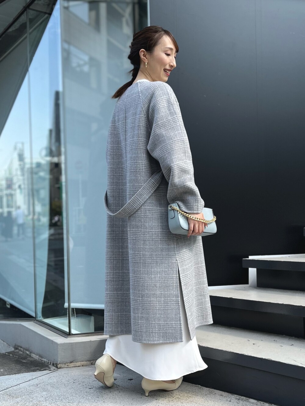 「ファッションを楽しもう、リバーシブル、ナロースカート、リバーコート、ロングスカート、ロングコート、ノーカラーコート、チェック、チェックコート、マーメイドスカート、ニット、ワントーンコーデ、ノーリーズ、グレー、キレイめ」｜「NOLLEY’Sのへアリークルーネックプルオーバーニット（ニット/セーター、ホワイト系）」を使った、nol ikeoさん（レディース・160cm）の秋コーディネートの4枚目の写真