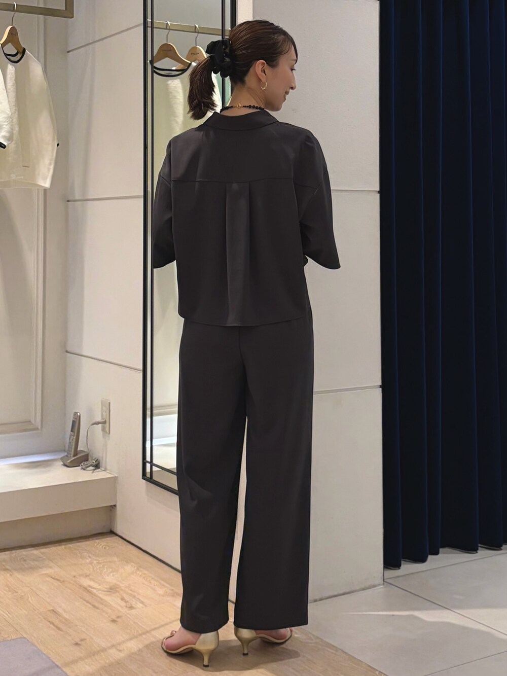 グレー系のシャツ/ブラウス、グレー系のその他パンツ、ベージュ系のトートバッグを着用したレディースの春コーディネートの8枚目の写真