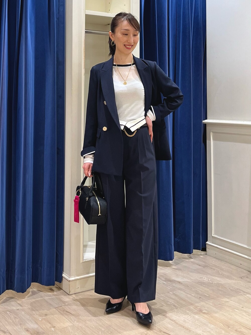 「きれいめコーデ、オフィスカジュアル、ジャケット、ジャケットスタイル、ジャケットコーデ、ダブルジャケット、紺ブレ、テーラードジャケット、ネイビー、ノーリーズ、ワイドパンツ、パンツスタイル、タックパンツ、きれいめカジュアル、大人カジュアル」｜「NOLLEY’Sの【grace grace/グラスグラス】コインネックレス（ネックレス、ゴールド系）」を使った、nol ikeoさん（骨格ウェーブ・レディース・160cm）の春コーディネートの6枚目の写真