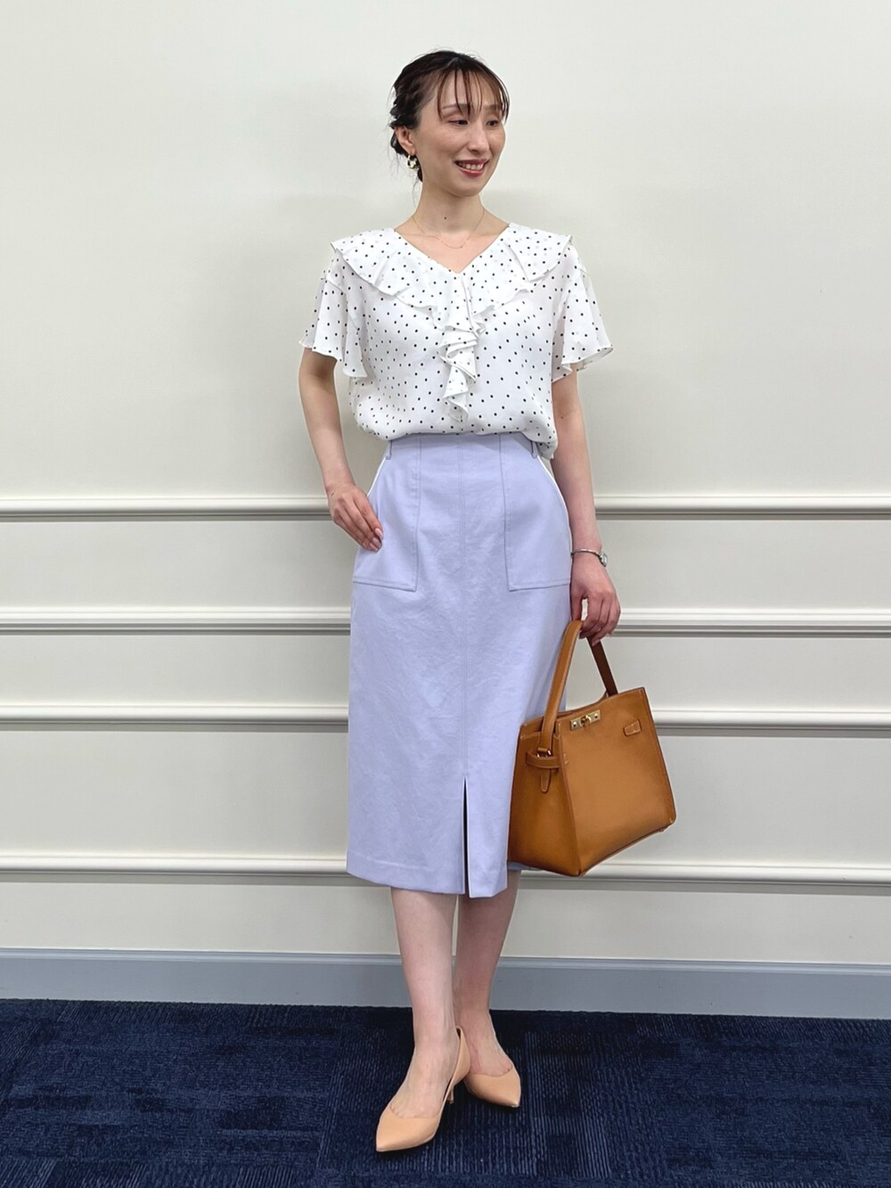 ホワイト系のシャツ/ブラウス、パープル系のスカート、イエロー系のショルダーバッグを着用したレディースの夏コーディネートの9枚目の写真