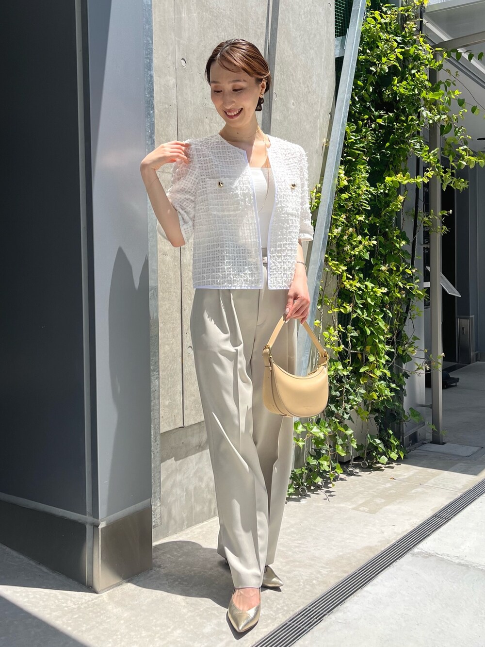 ホワイト系のノーカラージャケット、ベージュ系のその他パンツ、ベージュ系のショルダーバッグを着用したレディースの夏コーディネートの8枚目の写真