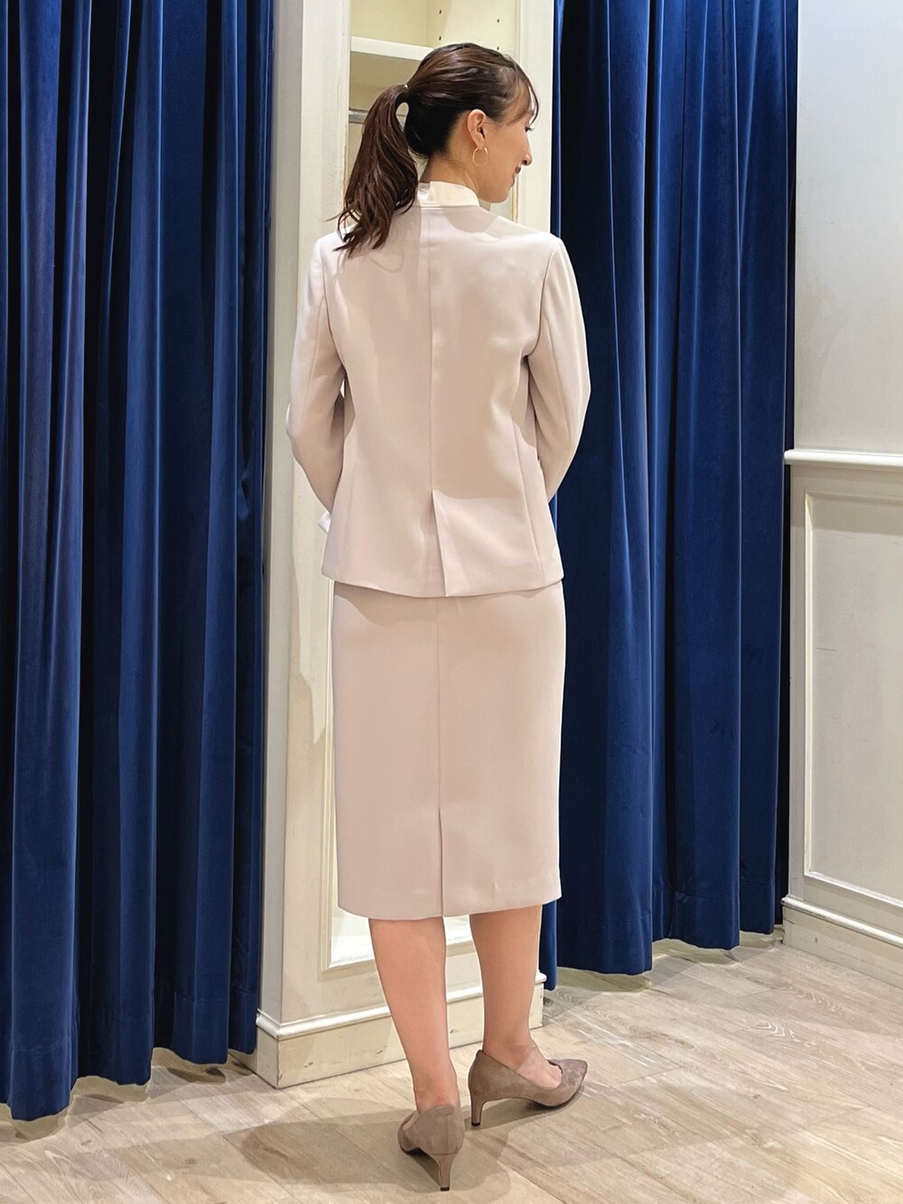 「アツいコーデ全部見せ、秋服準備はじめました、セットアップ、ベージュ、オフィススタイル、オフィスコーデ、通勤コーデ、ノーカラージャケット、ジャケット、スーツスタイル、タイトスカート、ブラウス、スーツ、ノーリーズ、ジャケットコーデ」|「NOLLEY’S Sophiの《セットアップ対応》ウォッシャブルダブルクロスノーカラージャケット(ノーカラージャケット、ベージュ系)」を使った、nol ikeoさん(レディース・160cm)の夏コーディネートの8枚目の写真
