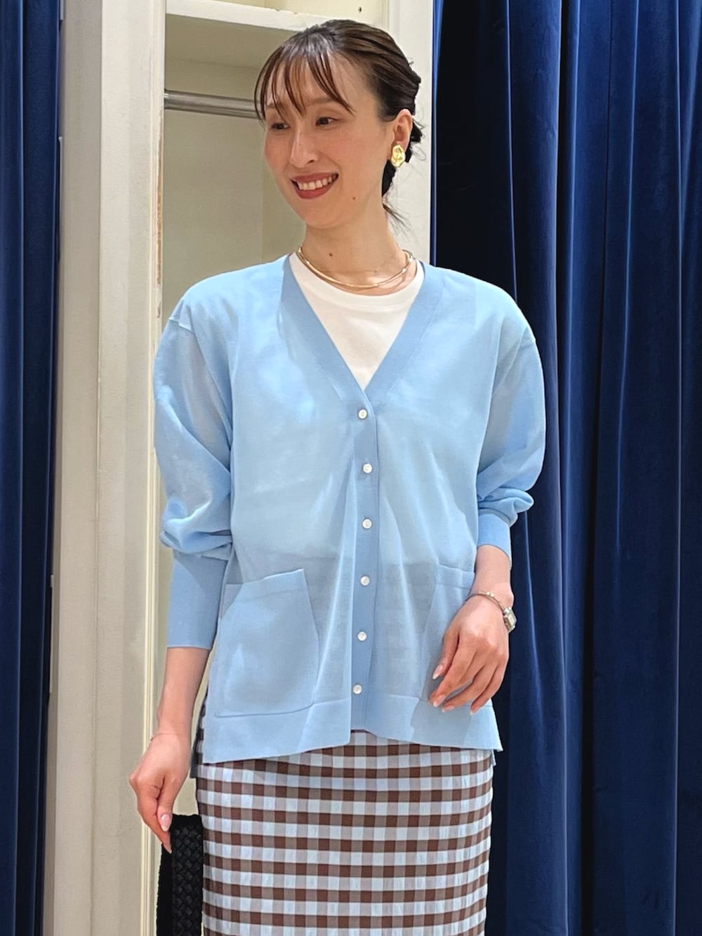 「サンダル、ロングスカート、きれいめカジュアル、シアートップス、夏コーデ、タイトスカート、ギンガムチェック、ギンガムチェックスカート、シアー、カーディガン、カーディガンコーデ、ノーリーズ、白Tシャツ、Vネック、シアーカーディガン」|「NOLLEY’Sのニュアンスプレートイヤリング(イヤリング、ゴールド系)」を使った、nol ikeoさん(骨格ウェーブ・レディース・160cm)の夏コーディネートの3枚目の写真