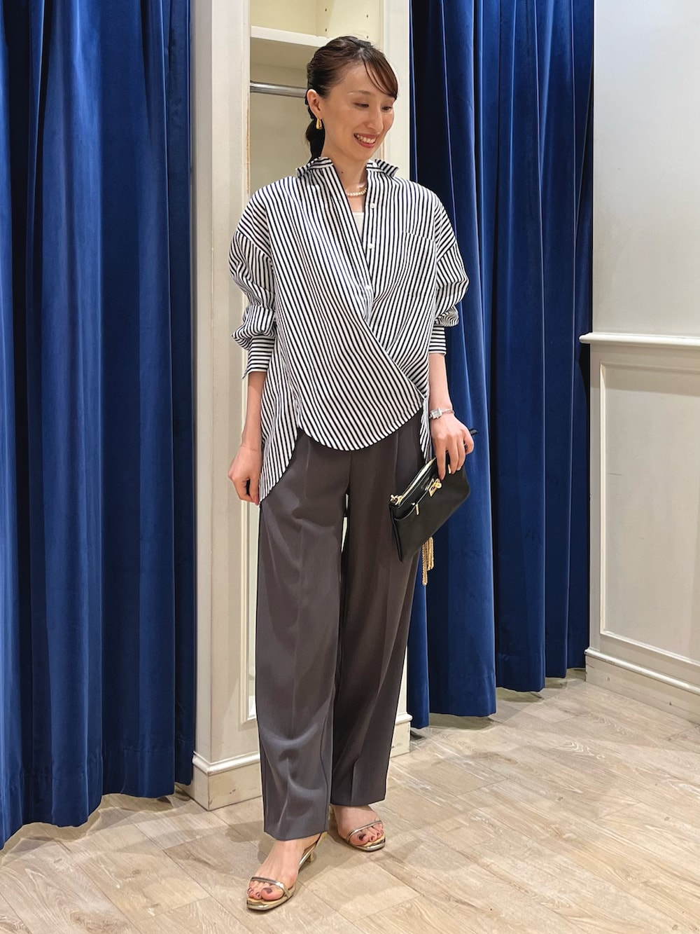 「きれいめカジュアル、パンツコーデ、シャツスタイル、ストライプシャツ、ビッグシルエット、オーバーサイズ、ワイドパンツ、タックパンツ、カシュクール、シャツ、ビッグシャツ、ノーリーズ、大人カジュアル、シャツコーデ、パンツスタイル」|「NOLLEY’Sのパールインメタボールネックレス(ネックレス、ホワイト系)」を使った、nol ikeoさん(レディース・160cm)の夏コーディネートの6枚目の写真