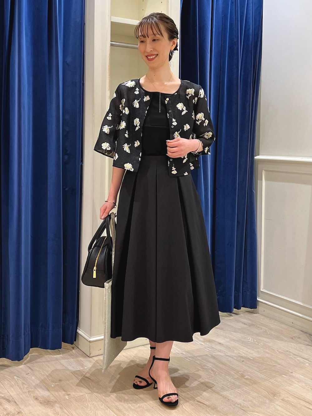 「モノトーン、シアートップス、大人かわいい、モノトーンコーデ、ブラウス、ボレロ、ブラック、ブラックコーデ、フレアスカート、スカート、キレイめ、ノーリーズ、ジャガード、フラワープリント、花柄」｜「NOLLEY’S Sophiの《セットアップ対応》ラメフラワージャガードブラウス（シャツ/ブラウス、ブラック系）」を使った、nol ikeoさん（骨格ウェーブ・レディース・160cm）の春コーディネートの2枚目の写真