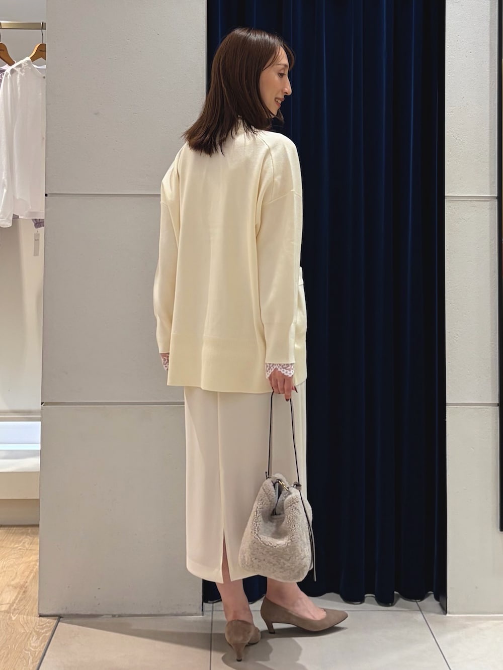 ホワイト系のシャツ/ブラウス、ホワイト系のキャミソール、ホワイト系のカーディガン/ボレロを着用したレディースの秋コーディネートの10枚目の写真
