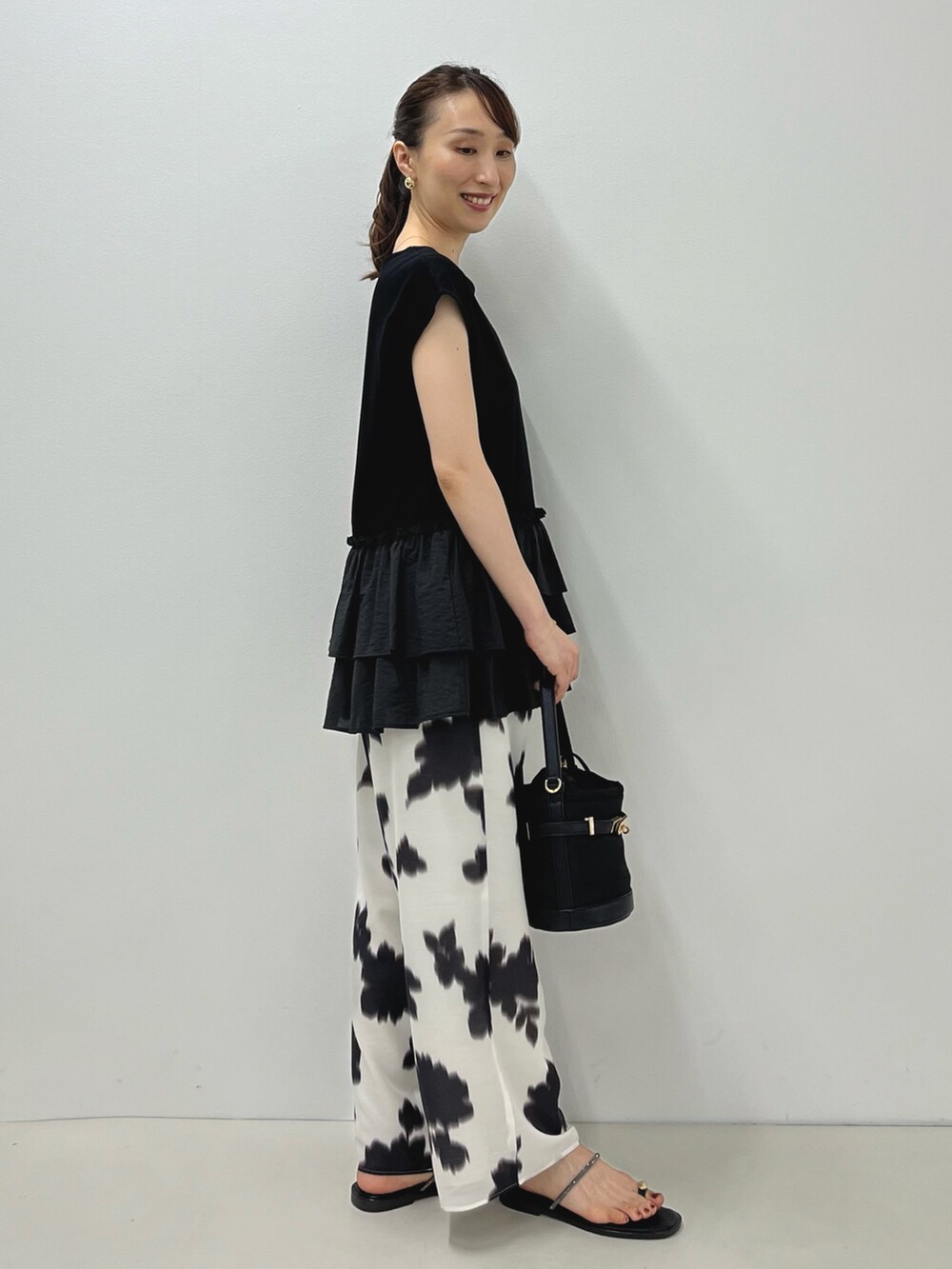 ブラック系のサンダル、ブラック系のTシャツ/カットソー、ホワイト系のその他パンツを着用したレディースの夏コーディネートの5枚目の写真