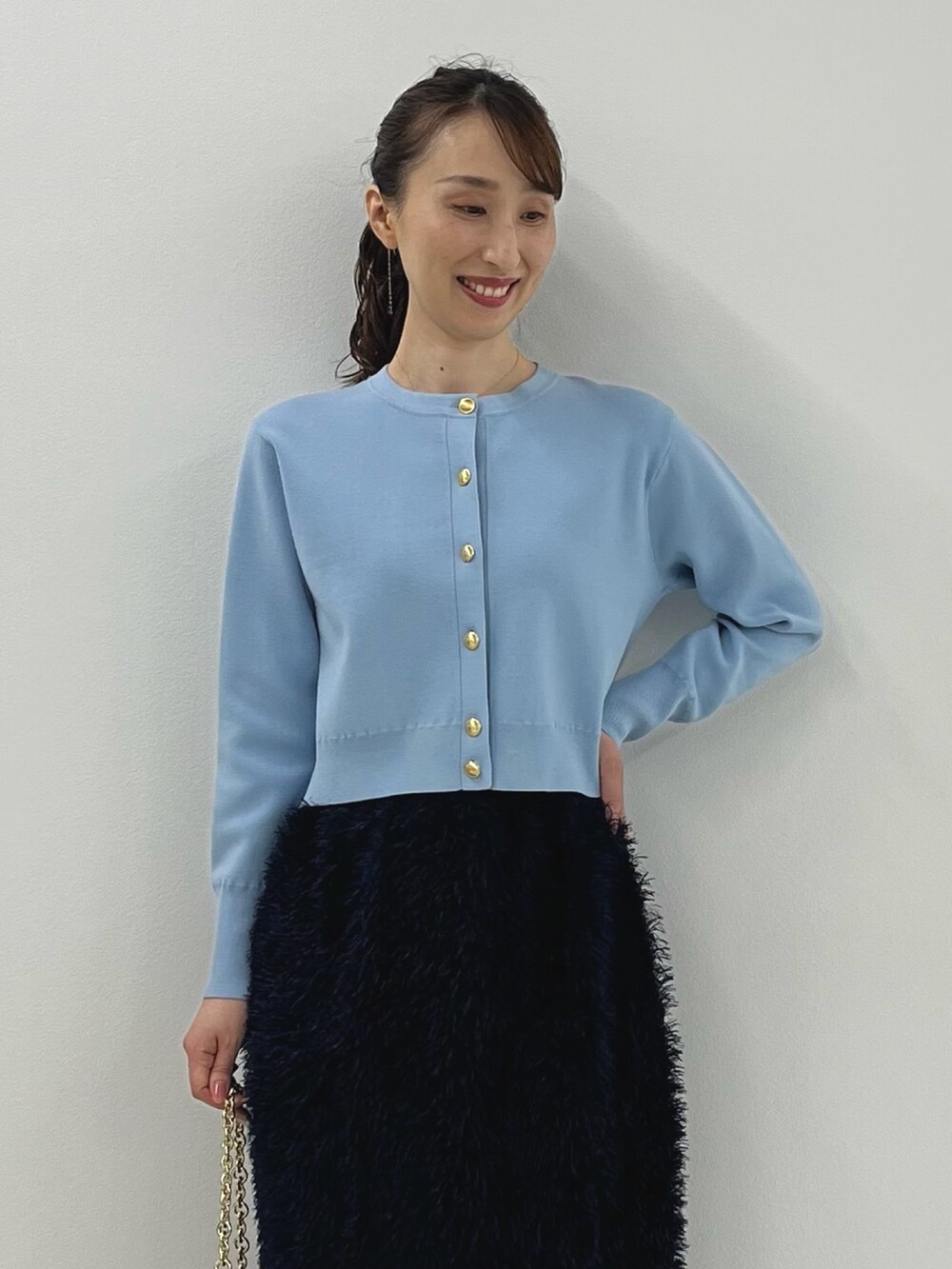 「カーディガン、ロングスカート、ショート丈トップス、ショート丈、サックスブルー、ネイビー、スカート、きれいめカジュアル、キレイめ、ジャガード、ノーリーズ、ワントーン、ワントーンコーデ、シュシュ、チュール」|「NOLLEY’Sのメタルプレートベロアシュシュ(シュシュ、ブラック系)」を使った、nol ikeoさん(レディース・160cm)の秋コーディネートの5枚目の写真