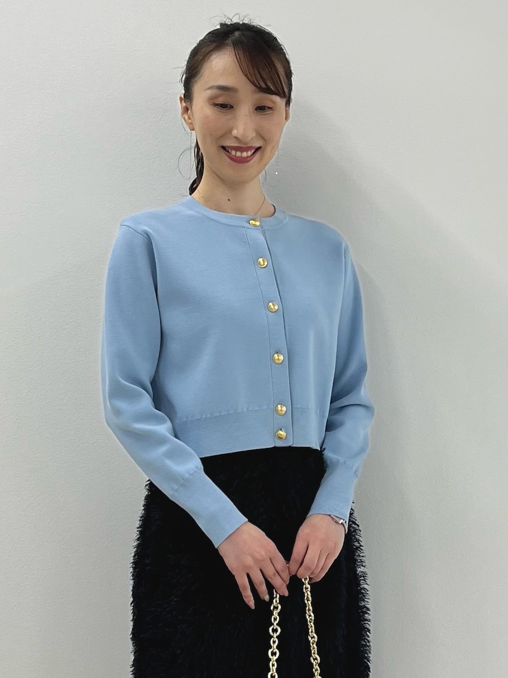 「カーディガン、ロングスカート、ショート丈トップス、ショート丈、サックスブルー、ネイビー、スカート、きれいめカジュアル、キレイめ、ジャガード、ノーリーズ、ワントーン、ワントーンコーデ、シュシュ、チュール」|「NOLLEY’Sのメタルプレートベロアシュシュ(シュシュ、ブラック系)」を使った、nol ikeoさん(レディース・160cm)の秋コーディネートの3枚目の写真