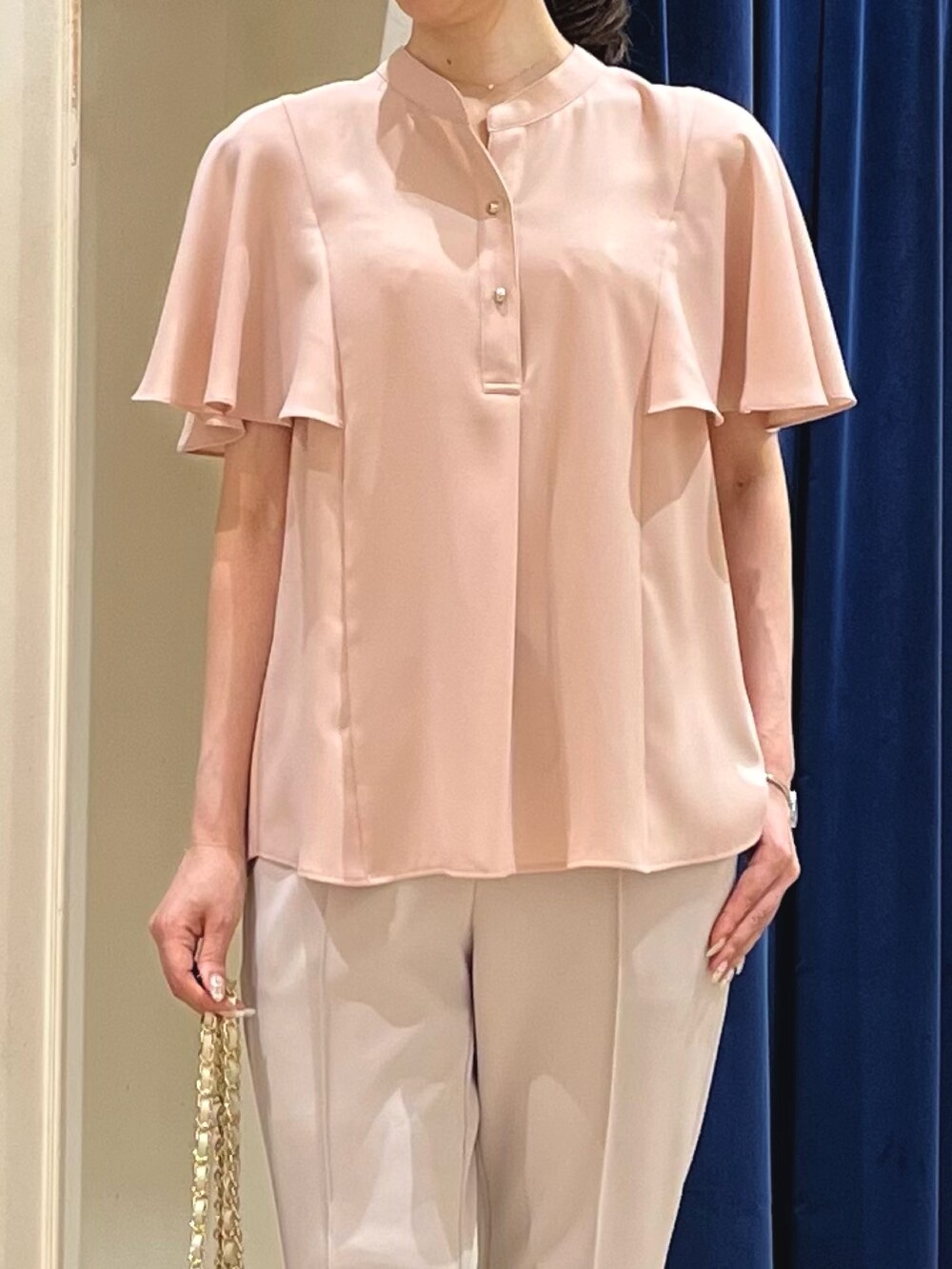 「夏コーデ、さらっと晴れやかスナップ、淡色コーデ、きれいめカジュアル、オトナ女子、ボリューム袖、フレアスリーブ、ブラウス、イージーパンツ、テーパードパンツ、ピンク、オフィスカジュアル、キレイめ、ノーリーズ、パンツスタイル」｜「NOLLEY’S Sophiのジョーゼットフレアスリーブブラウス（シャツ/ブラウス、ピンク系）」を使った、nol ikeoさん（レディース・160cm）の夏コーディネートの3枚目の写真