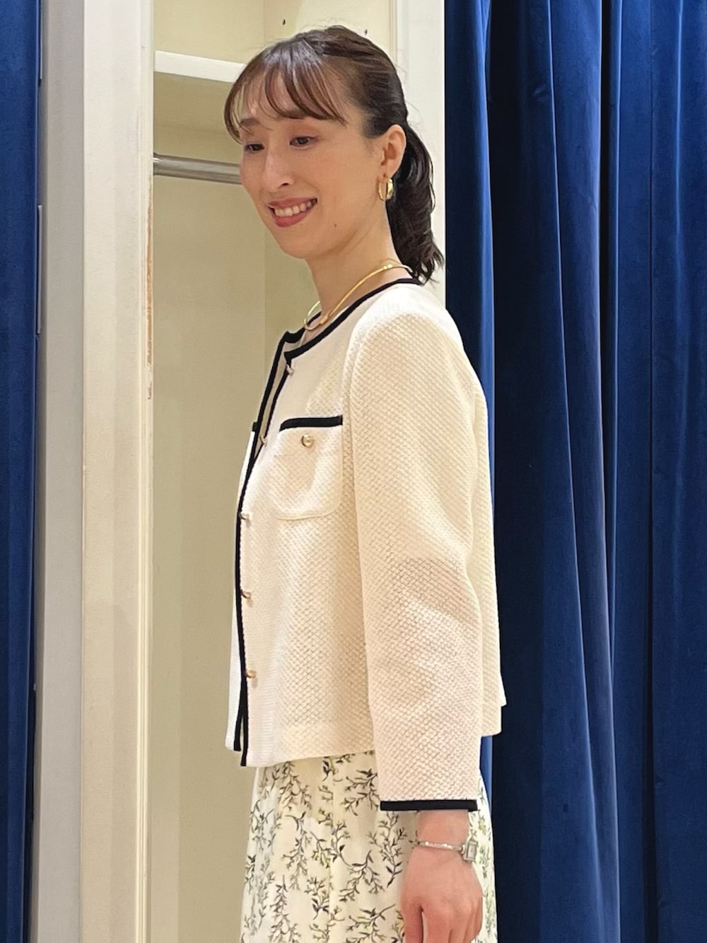 「デートコーデ、夏コーデ、マーメイドスカート、おでかけコーデ、大人かわいい、ジャケット、ノーカラージャケット、メッシュ、花柄、花柄スカート、フラワープリント、スカート、フレアスカート、ノーリーズ、キレイめ」|「grace grace のニュアンスG型イヤリング(イヤリング、ゴールド系)」を使った、nol ikeoさん(骨格ウェーブ・レディース・160cm)の夏コーディネートの5枚目の写真