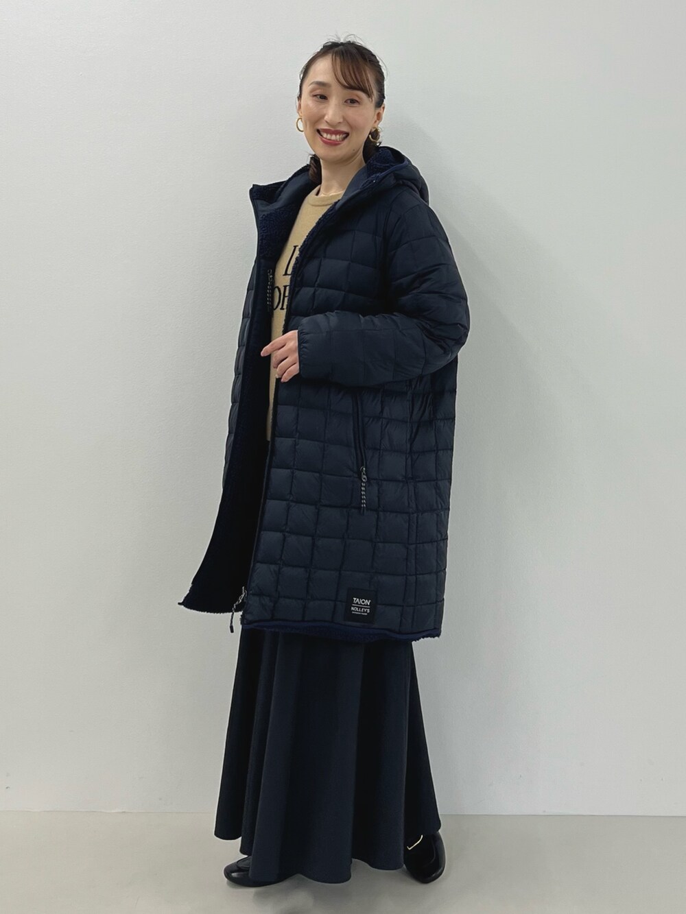 「きれいめカジュアル、ブラック、ロゴ、タイオン、TAION、ダウン、リバーシブル、ロングスカート、ボアコート、ダウンコート、ノーリーズ、ロゴニット、大人カジュアル、キルティング、アツいコーデ全部見せ」｜「NOLLEY’SのガタメタルビーズNEWピアス（ピアス（両耳用）、ゴールド系）」を使った、nol ikeoさん（レディース・160cm）の夏コーディネートの8枚目の写真