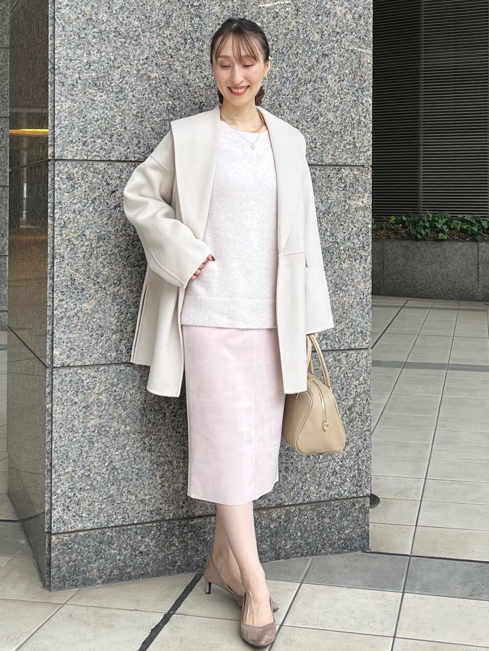 「ニット、淡色コーデ、冬コーデ、お出かけコーデ、冬アウター、ニットコーデ、大人かわいい、ピンク、リバーコート、ハーフコート、ショールカラー、タイトスカート、スカート、キレイめ、ノーリーズ」|「NOLLEY’Sのチョーカー2wayネックレス(ネックレス、ゴールド系)」を使った、nol ikeoさん(レディース・160cm)の秋コーディネートの6枚目の写真