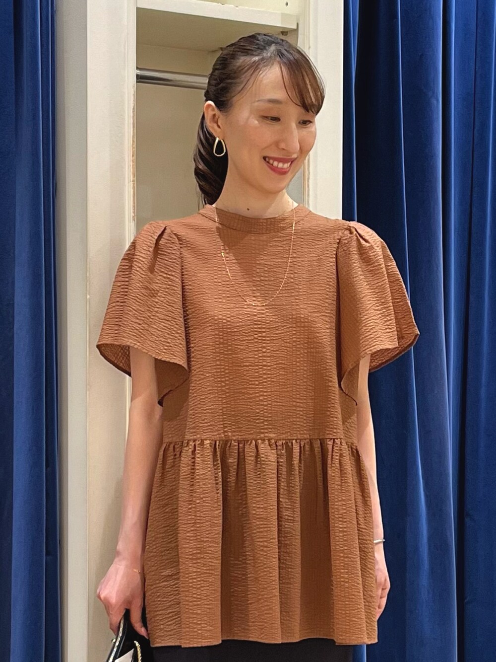 「きれいめカジュアル、夏コーデ、休日スタイル、フリル、ブラック、ぺプラムトップス、ぺプラム、ブラウス、ノーリーズ、タイトスカート、スカート、スカートスタイル、フレアスリーブ、キレイめ、キャメル」｜「NOLLEY’Sの【grace grace/グラスグラス】10Kペタルチェーンミディアムネックレス（60㎝）（ネックレス、ゴールド系）」を使った、nol ikeoさん（レディース・160cm）の夏コーディネートの3枚目の写真
