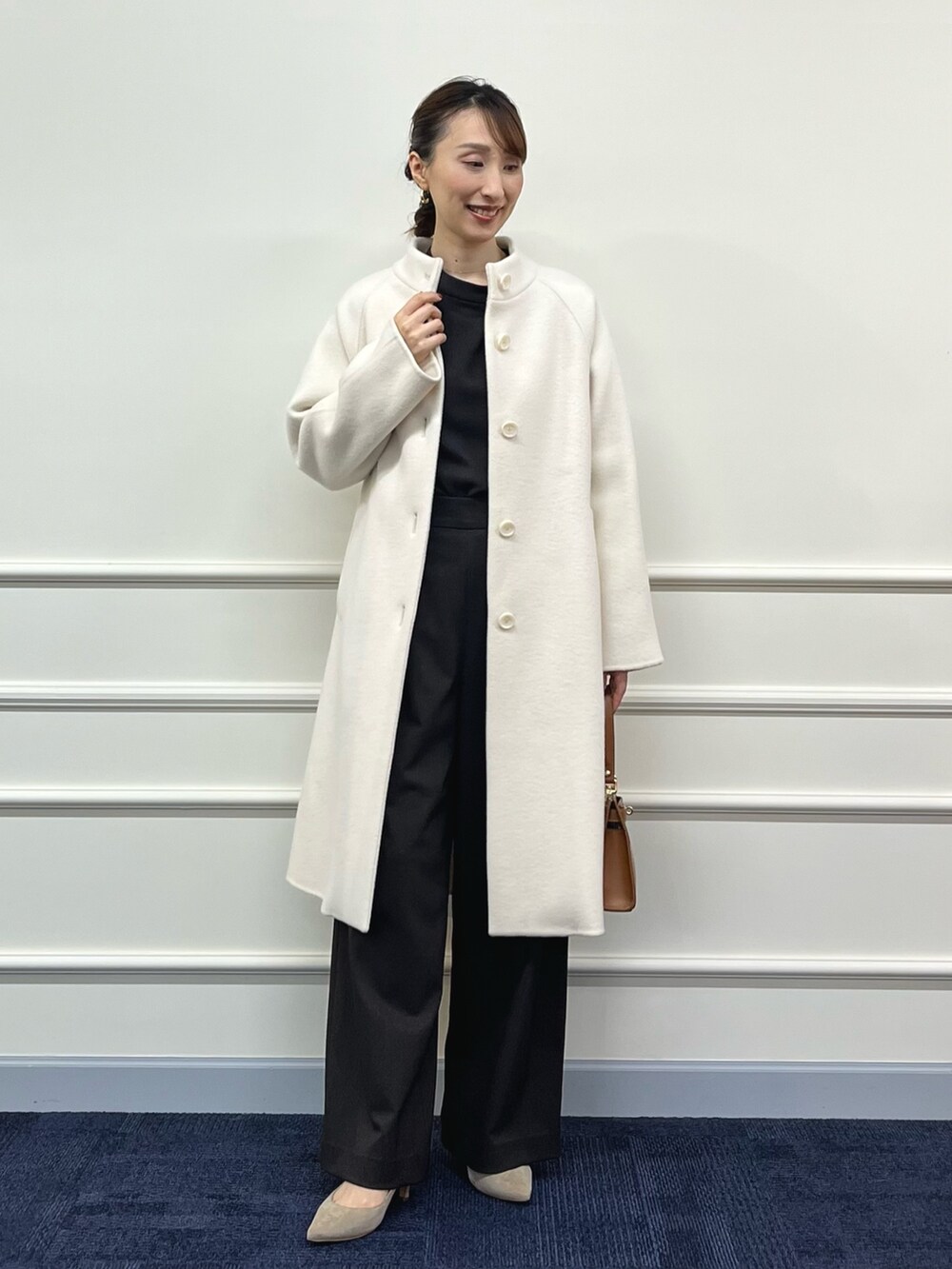 ホワイト系のその他アウター、ブラウン系のシャツ/ブラウス、ブラウン系のその他パンツを着用したレディースの冬コーディネートの2枚目の写真