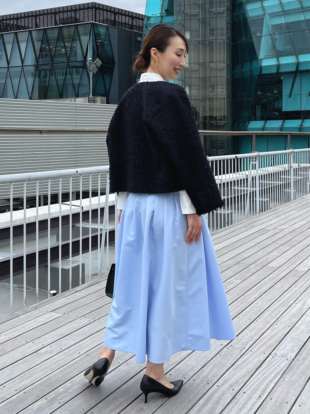 ホワイト系のシャツ/ブラウス、ブルー系のノーカラージャケット、ブルー系のスカートを着用したレディースの冬コーディネートの8枚目の写真