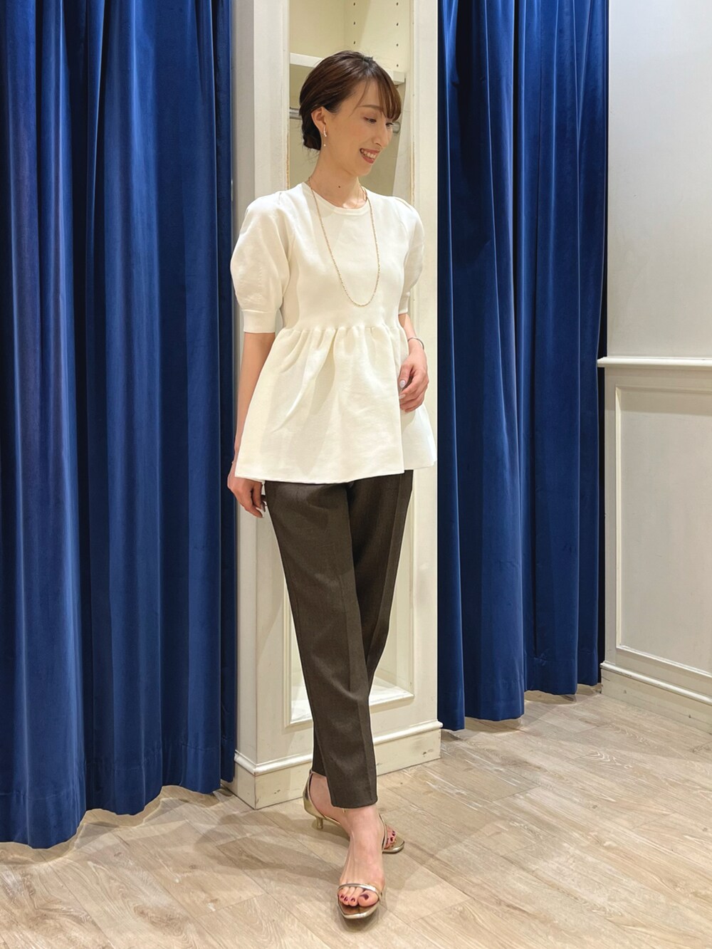 「パンツコーデ、ぺプラムトップス、ぺプラム、パフスリーブ、テーパードパンツ、大人かわいい、きれいめカジュアル、パンツスタイル、ニット、ぺプラムニット、ノーリーズ、ツイードパンツ、オトナカワイイ、キレイめカジュアル、ブラウン」｜「NOLLEY’S Sophiのスライドパールイヤリング（イヤリング、ホワイト系）」を使った、nol ikeoさん（レディース・160cm）の夏コーディネートの2枚目の写真