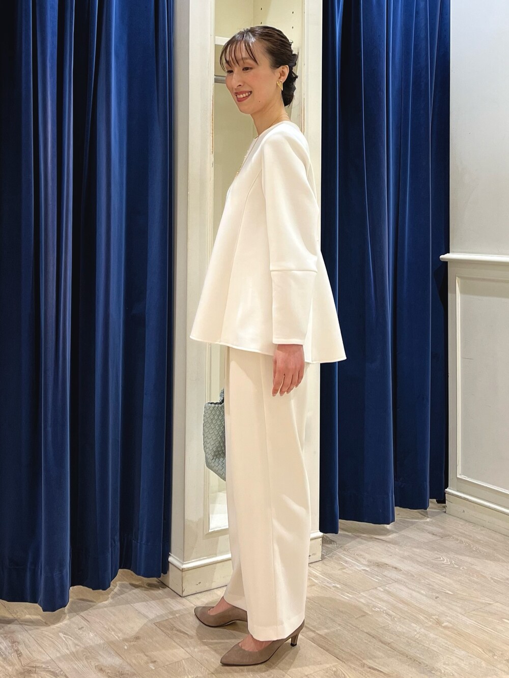 「ホワイト、ホワイトコーデ、ホワイトパンツ、イージーパンツ、ワイドパンツ、パンツ、パンツスタイル、ぺプラムトップス、ワントーンコーデ、オールホワイト、ワントーン、ノーリーズ、春コーデ、きれいめカジュアル、メッシュバッグ」|「NOLLEY’Sの【grace grace/グラスグラス】ハートイヤリング(イヤリング、ゴールド系)」を使った、nol ikeoさん(骨格ウェーブ・レディース・160cm)の春コーディネートの7枚目の写真