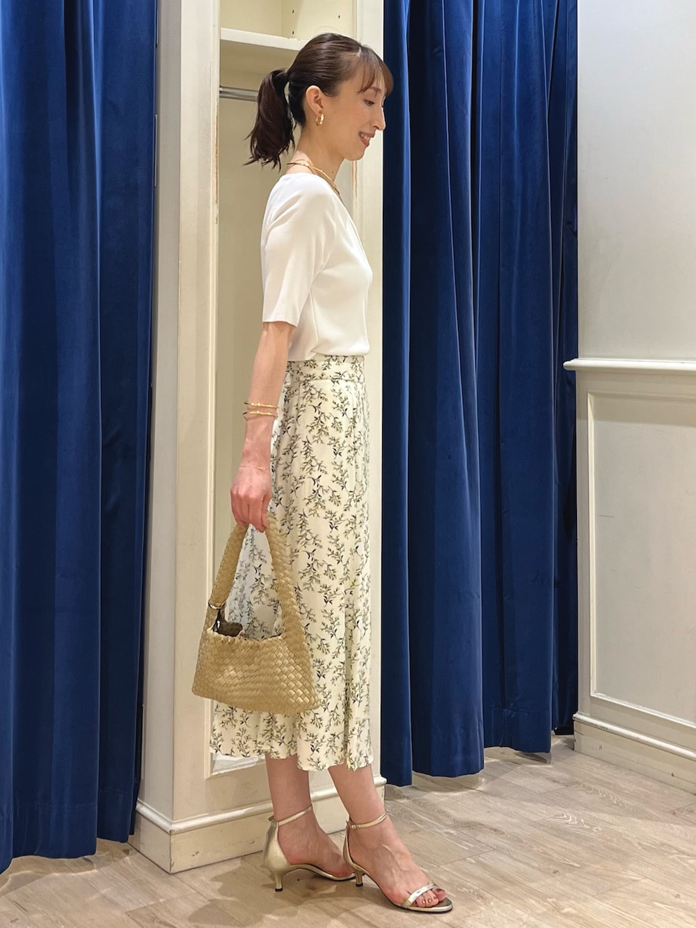 「お出かけコーデ、マーメイドスカート、淡色コーデ、スカートコーデ、パステルカラー、ノーリーズ、キレイめ、花柄、花柄スカート、フラワープリント、ニット、大人かわいい、春コーデ、サマーニット、デートコーデ」｜「grace grace のニュアンスG型イヤリング（イヤリング、ゴールド系）」を使った、nol ikeoさん（骨格ウェーブ・レディース・160cm）の春コーディネートの10枚目の写真