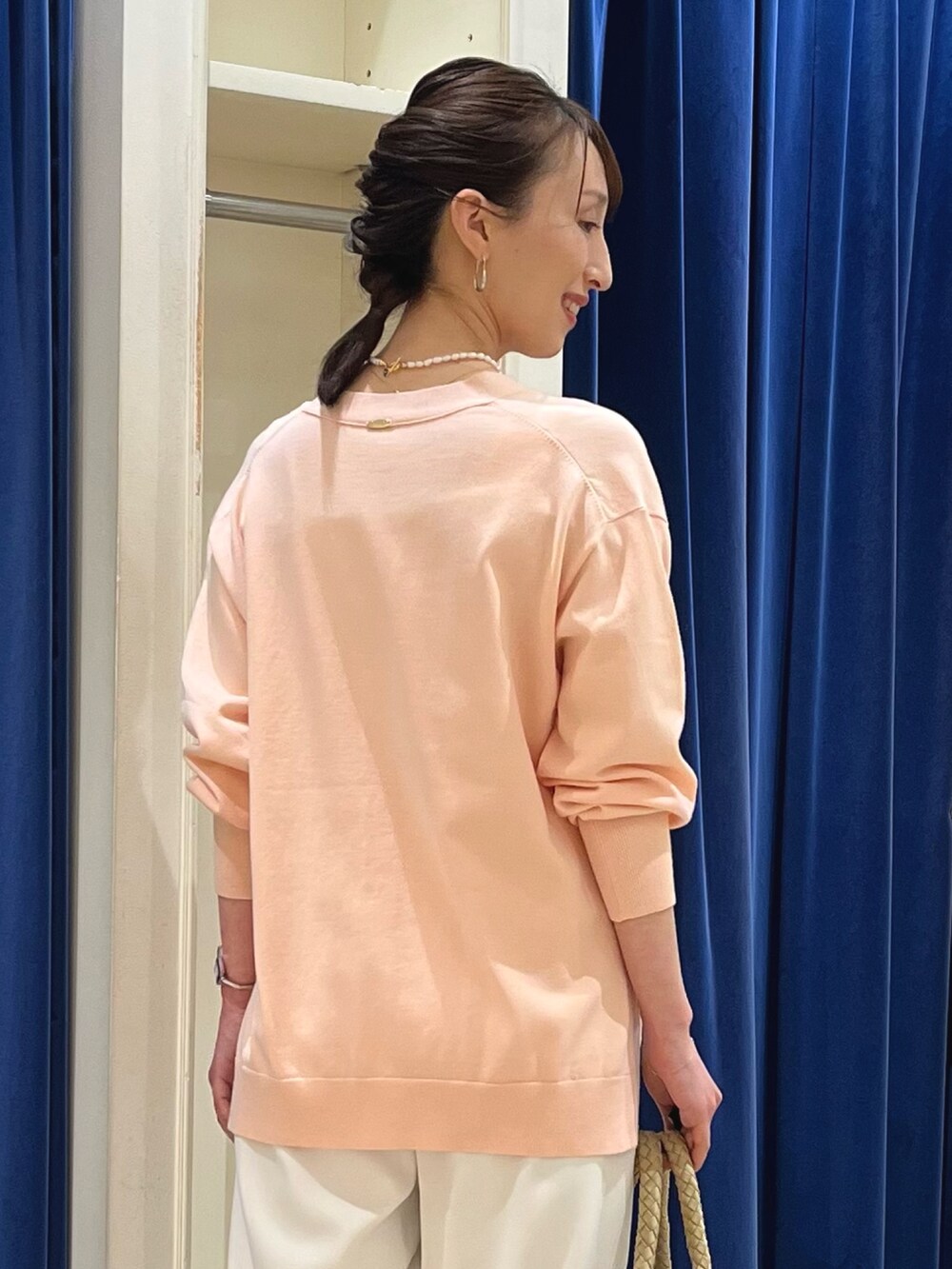 「春コーデ、春、パンツコーデ、ピンク、カーディガン、カーディガンコーデ、ノーリーズ、ワイドパンツ、イージーパンツ、パンツスタイル、きれいめカジュアル、メッシュバッグ、トートバッグ、白パンツ、ニットカーディガン」|「NOLLEY’Sの淡水パールネックレス(ネックレス、ホワイト系)」を使った、nol ikeoさん(骨格ウェーブ・レディース・160cm)の春コーディネートの4枚目の写真