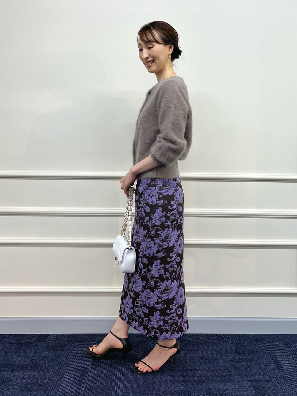 「スカート、大人かわいい、タイトスカート、パールボタン、カーディガン、ニット、フラワープリント、ジャガード、花柄、花柄スカート、ふわふわ、ニットカーディガン、ノーリーズ、ブラウン、パープル」｜「NOLLEY’S Sophiのヘアリーラメクルーネックカーディガン（カーディガン/ボレロ、ブラウン系）」を使った、nol ikeoさん（レディース・160cm）の夏コーディネートの4枚目の写真