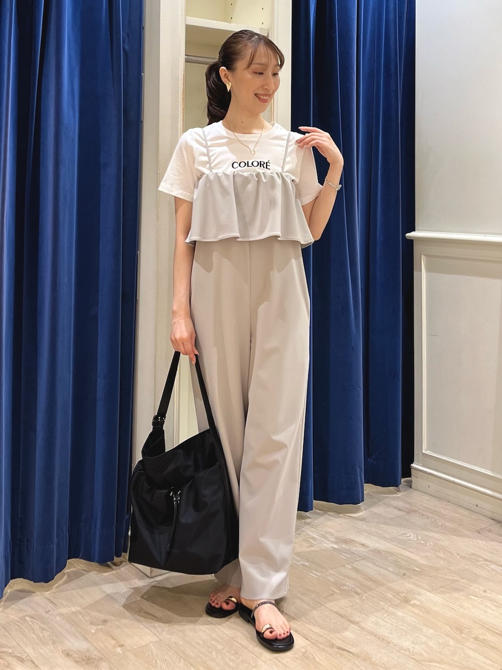 「白Tシャツ、きれいめカジュアル、夏コーデ、レイヤードスタイル、大人カジュアル、夏だ!Tシャツ着よう!、サロペット、ロゴT、Tシャツ、ワントーンコーデ、ワントーン、ノーリーズ、お出かけコーデ、モノトーン、ワイドパンツ」|「NOLLEY’Sの【grace grace/グラスグラス】ハート ピアス(ピアス(両耳用)、ゴールド系)」を使った、nol ikeoさん(骨格ウェーブ・レディース・160cm)の夏コーディネートの7枚目の写真