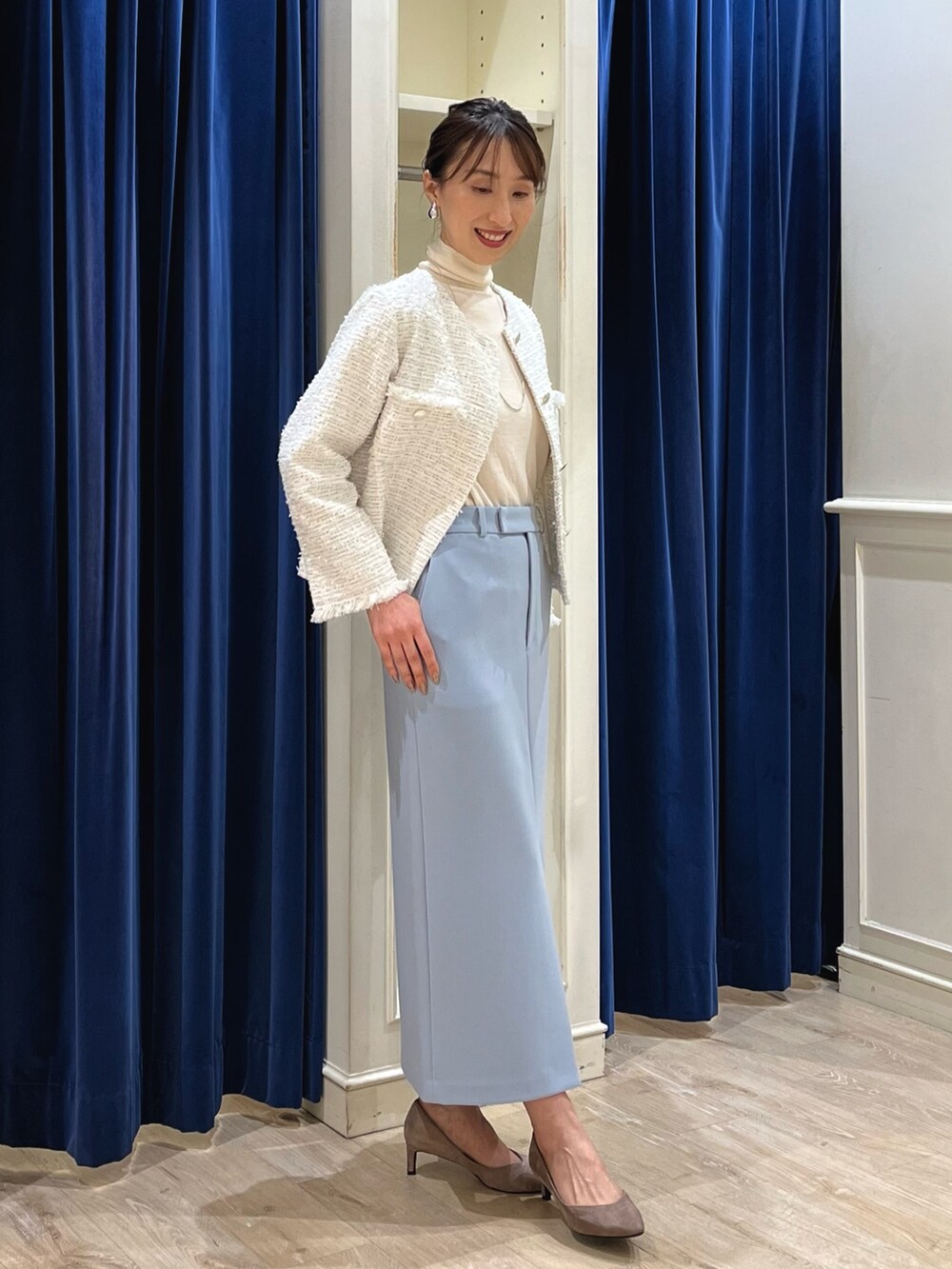 「ロングスカート、きれいめカジュアル、ツイード、ノーカラージャケット、ジャケット、ジャケットスタイル、スリット、タイトスカート、ツイードジャケット、ノーカラー、ノーリーズ、キレイめ、きれいめコーディネート、サックスブルー、ハイネック」|「NOLLEY’S Sophiのボリュームドロップイヤリング(イヤリング、シルバー系)」を使った、nol ikeoさん(レディース・160cm)の冬コーディネートの6枚目の写真