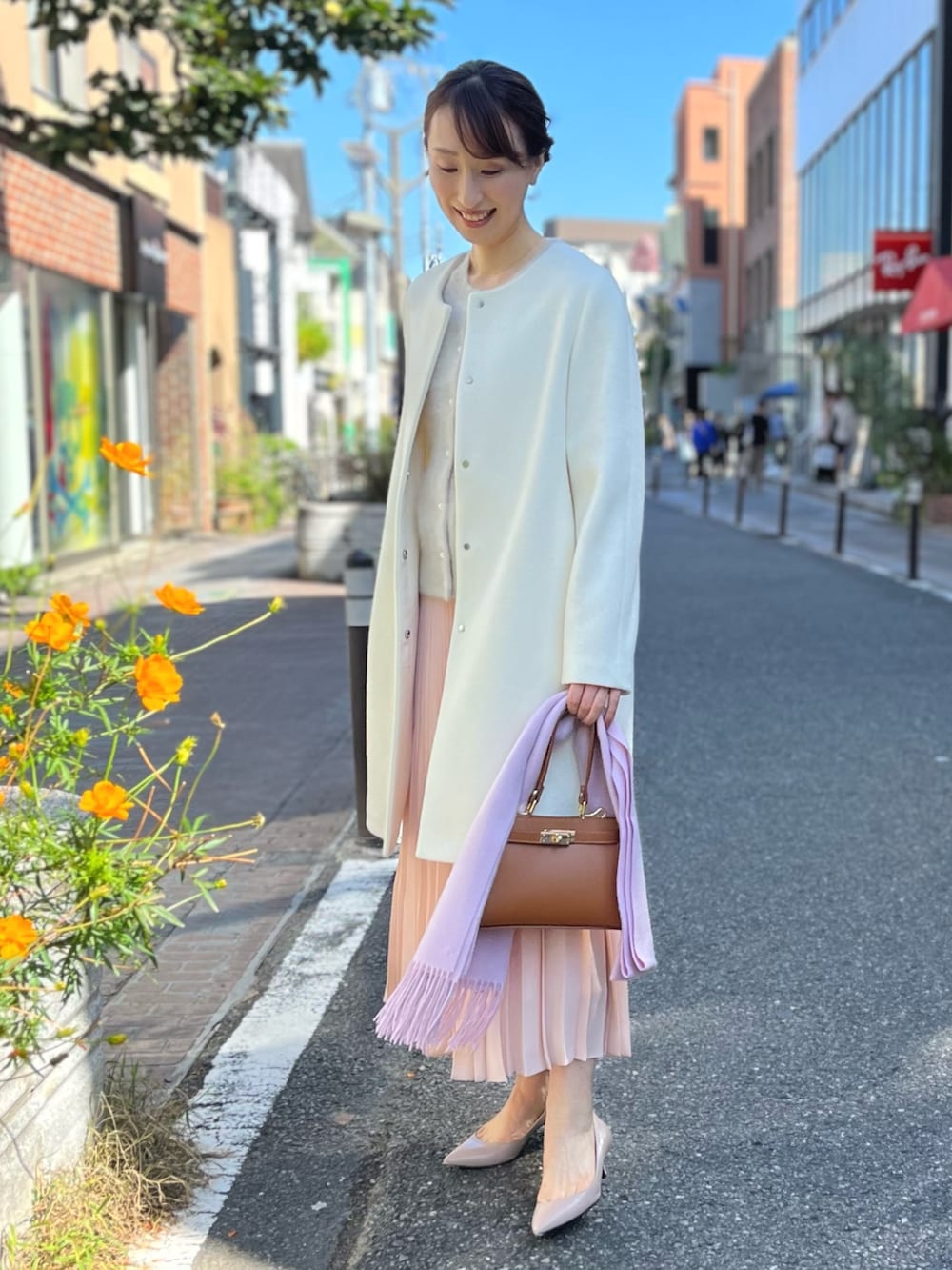 「新星WEARISTAにエントリー、冬アウター、クリスマスに着たい服、マイベストコーデ2023、お出かけコーデ、ロングスカート、淡色コーデ、大人かわいい、キレイめ、ノーカラーコート、プリーツスカート、ノーリーズ、コート、きれいめコーディネート、スカート」｜「NOLLEY’S Sophiのへアリーパール釦クルーネックカーディガン（カーディガン/ボレロ、ベージュ系）」を使った、nol ikeoさん（レディース・160cm）の冬コーディネートの5枚目の写真