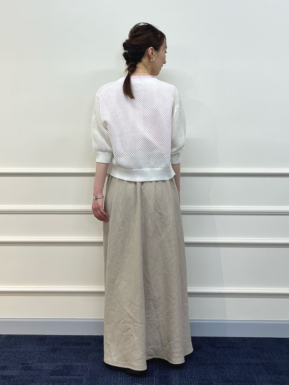 ホワイト系のカーディガン/ボレロ、ピンク系のTシャツ/カットソー、ベージュ系のスカートを着用したレディースの夏コーディネートの9枚目の写真