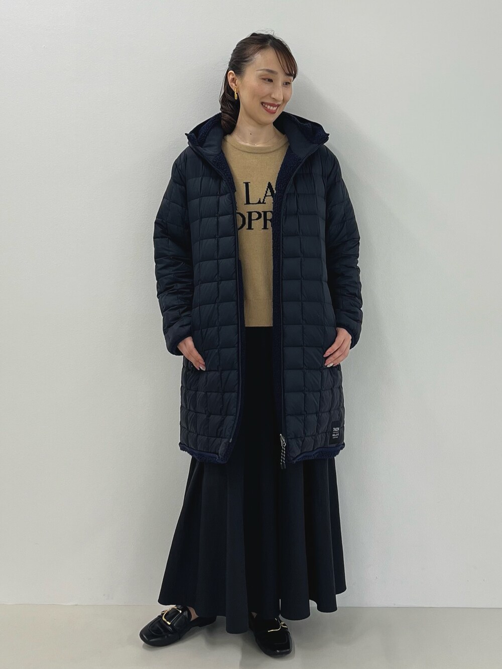 「きれいめカジュアル、ブラック、ロゴ、タイオン、TAION、ダウン、リバーシブル、ロングスカート、ボアコート、ダウンコート、ノーリーズ、ロゴニット、大人カジュアル、キルティング、アツいコーデ全部見せ」｜「NOLLEY’SのガタメタルビーズNEWピアス（ピアス（両耳用）、ゴールド系）」を使った、nol ikeoさん（レディース・160cm）の夏コーディネートの4枚目の写真