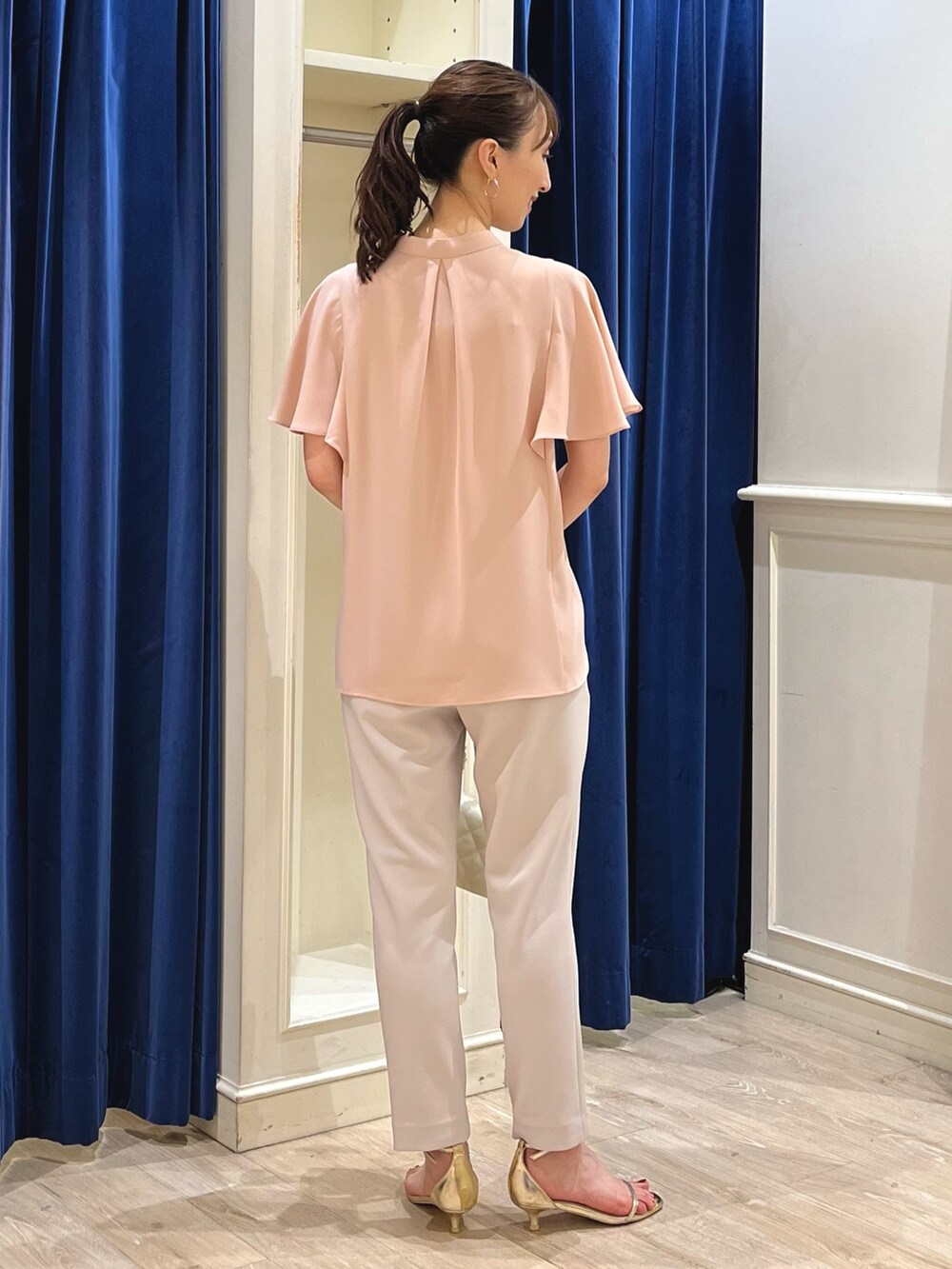 「夏コーデ、さらっと晴れやかスナップ、淡色コーデ、きれいめカジュアル、オトナ女子、ボリューム袖、フレアスリーブ、ブラウス、イージーパンツ、テーパードパンツ、ピンク、オフィスカジュアル、キレイめ、ノーリーズ、パンツスタイル」｜「NOLLEY’S Sophiのジョーゼットフレアスリーブブラウス（シャツ/ブラウス、ピンク系）」を使った、nol ikeoさん（レディース・160cm）の夏コーディネートの9枚目の写真