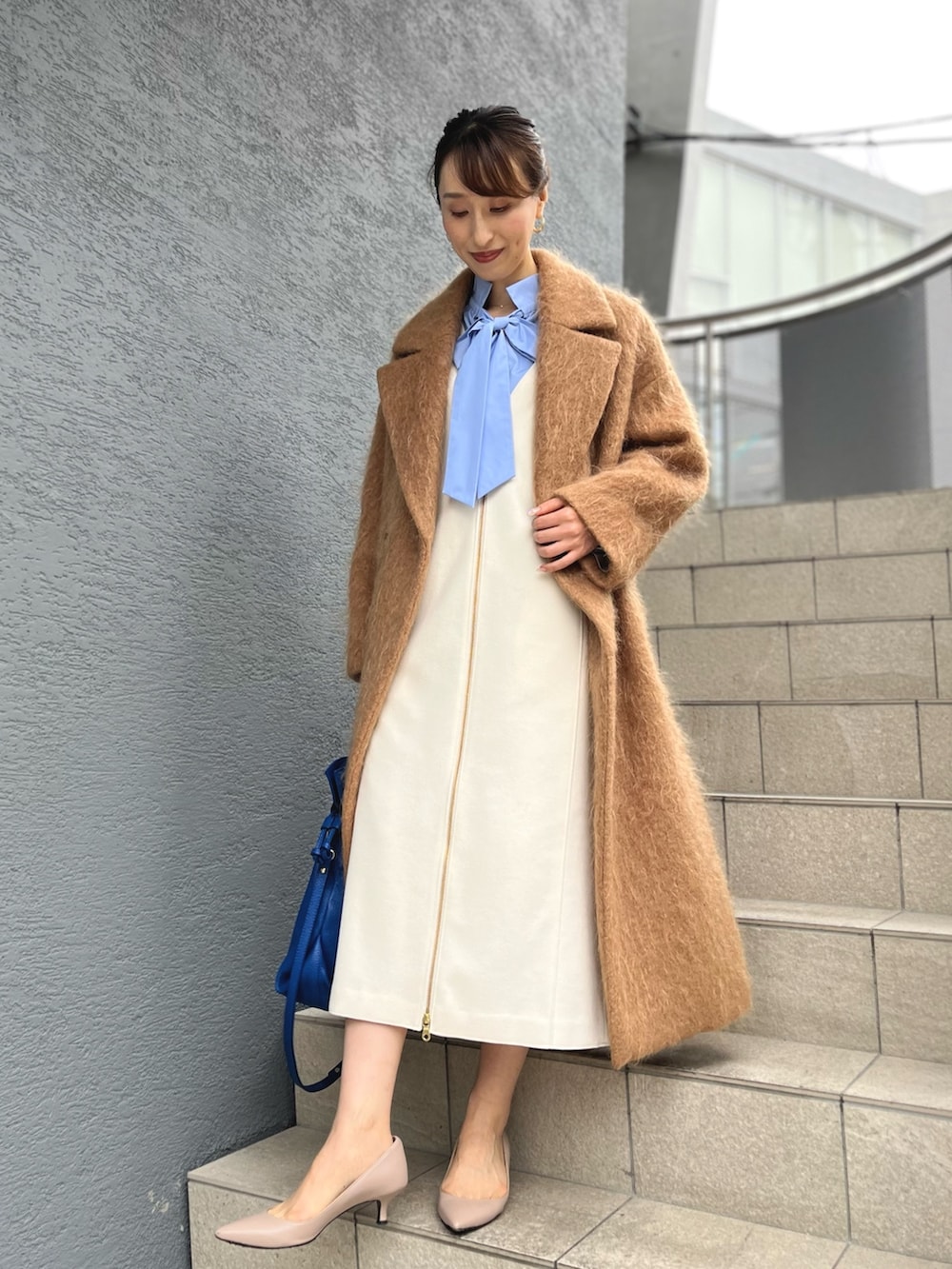 「ファッションを楽しもう、ワンピース、お出かけコーデ、きれいめカジュアル、ジャンパースカート、シャギー、モヘア、チェスターコート、ボウタイブラウス、サックスブルー、ジャンスカ、キャメル、ロングコート、コート、ノーリーズ」|「AULENTTIの【AULENTTI/ オーレンティ】◇【WEB限定】巾着ビッグバッグ(ショルダーバッグ、ブルー系)」を使った、nol ikeoさん(レディース・160cm)の秋コーディネートの6枚目の写真