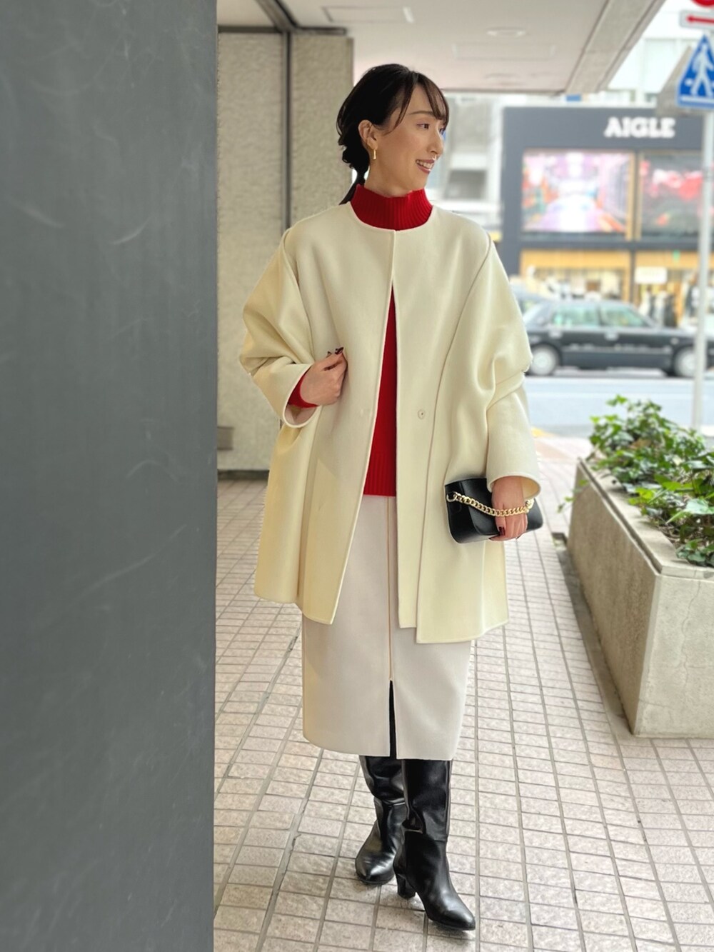 「新星WEARISTAにエントリー、冬アウター、クリスマスに着たい服、マイベストコーデ2023、赤、お出かけコーデ、コート、ブーツ、ノーカラーコート、タイトスカート、ノーリーズ、赤ニット、ハイネック、冬コーデ、ストール」｜「LAURA DI MAGGIOの【LAURA DI MAGGIO/ ラウラディマッジョ】チェーン付き3wayショルダーバッグ（ショルダーバッグ、ブルー系）」を使った、nol ikeoさん（レディース・160cm）の冬コーディネートの7枚目の写真