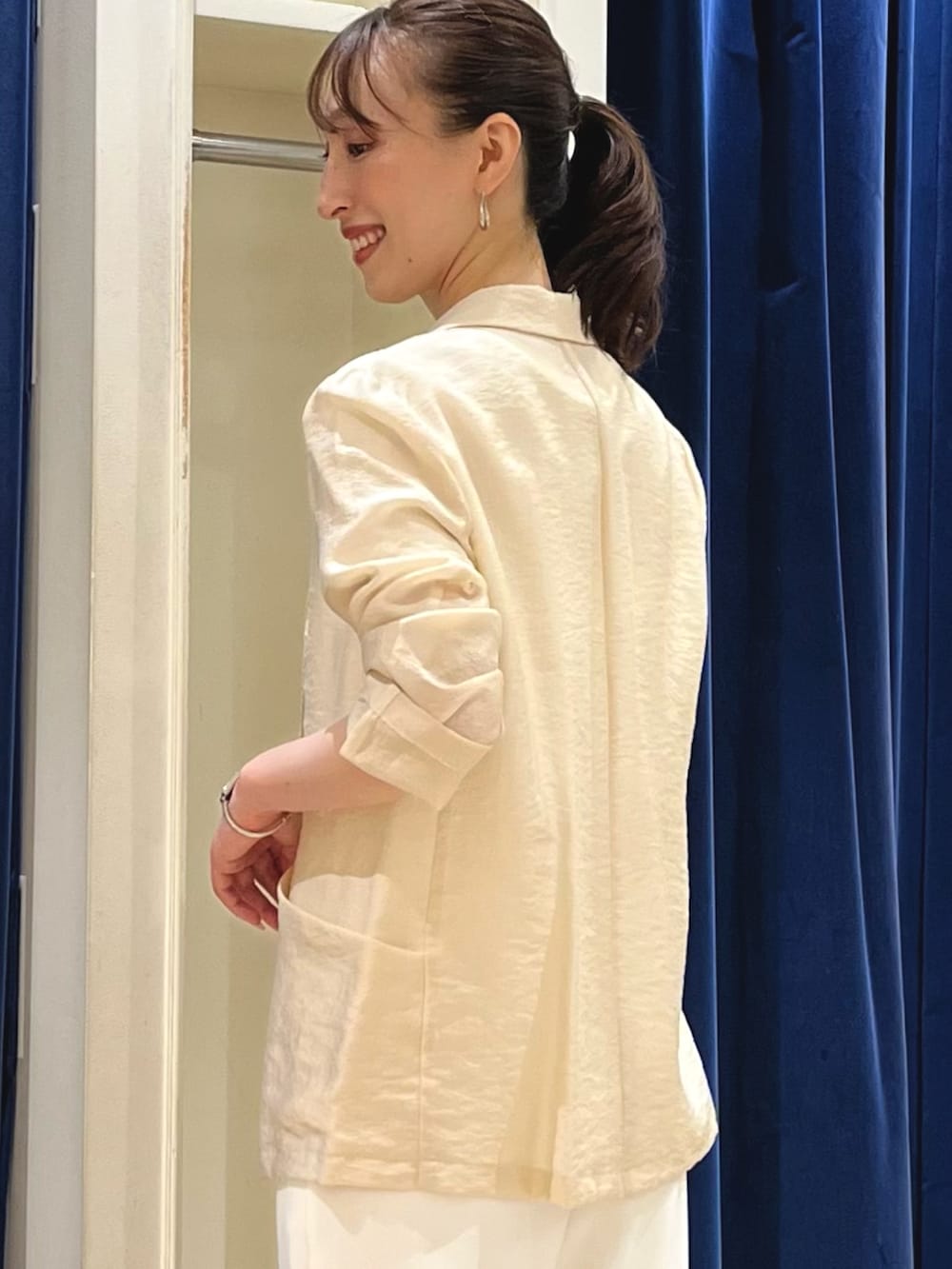 ホワイト系のTシャツ/カットソー、ベージュ系のテーラードジャケット、ホワイト系のその他パンツを着用したレディースの夏コーディネートの4枚目の写真