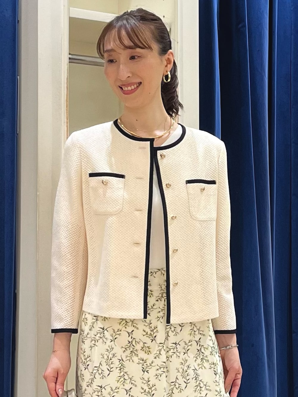 「デートコーデ、夏コーデ、マーメイドスカート、おでかけコーデ、大人かわいい、ジャケット、ノーカラージャケット、メッシュ、花柄、花柄スカート、フラワープリント、スカート、フレアスカート、ノーリーズ、キレイめ」|「grace grace のニュアンスG型イヤリング(イヤリング、ゴールド系)」を使った、nol ikeoさん(骨格ウェーブ・レディース・160cm)の夏コーディネートの3枚目の写真