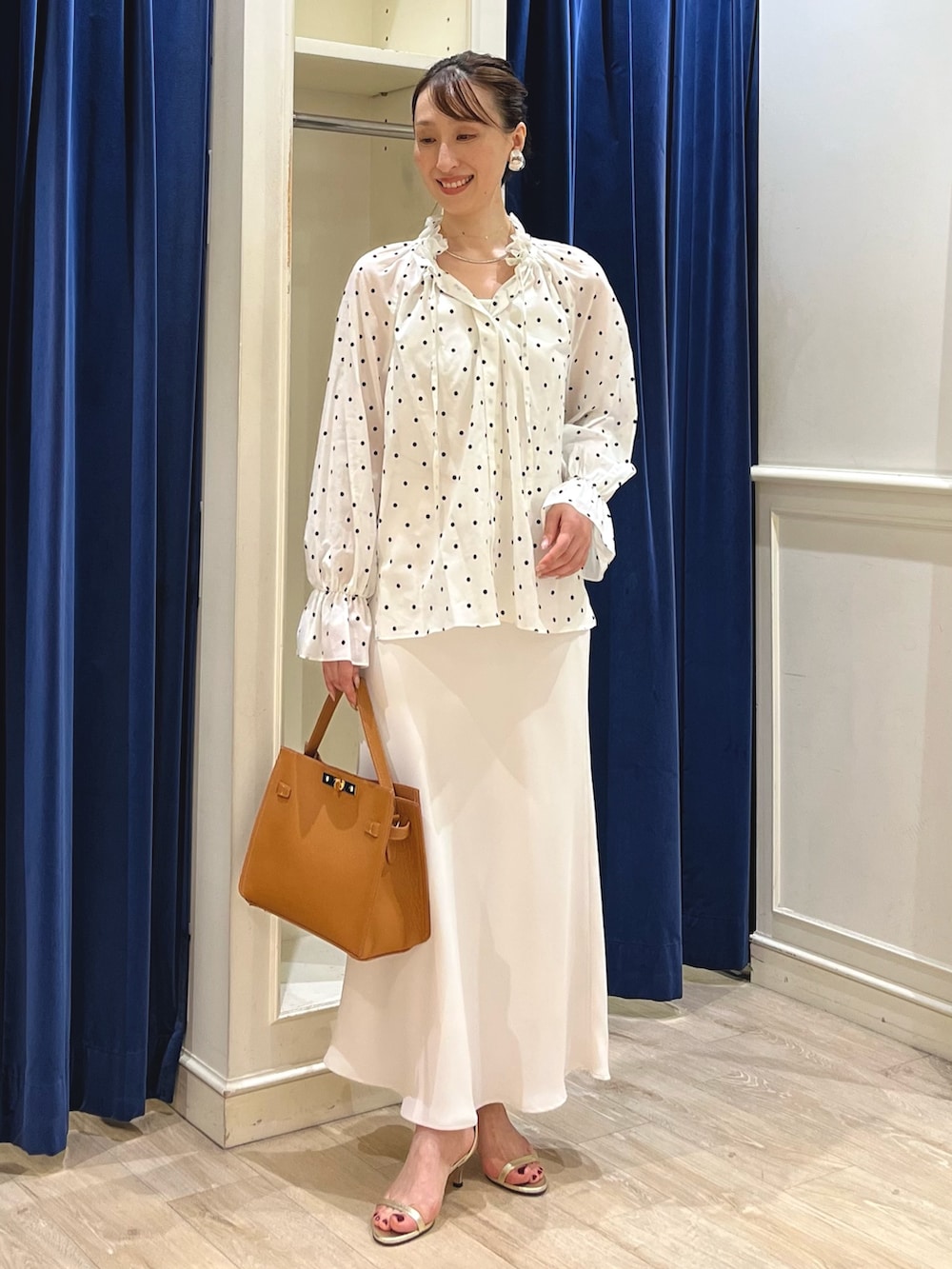 「きれいめカジュアル、ロングスカート、大人女子、ナロースカート、スカート、ドット、ドット柄、ドットブラウス、ワントーン、ワントーンコーデ、ホワイトコーデ、ホワイト、ノーリーズ、ブラウス、フリル」|「NOLLEY’Sの【grace grace/グラスグラス】ピアット イヤリング(イヤリング、シルバー系)」を使った、nol ikeoさん(骨格ウェーブ・レディース・160cm)の夏コーディネートの5枚目の写真