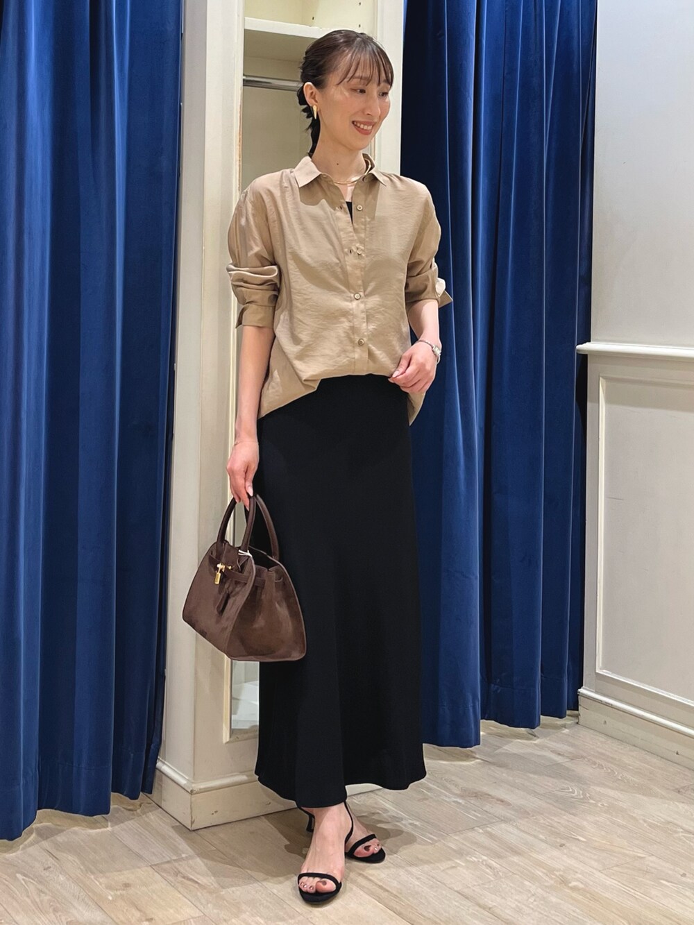 「シアートップス、きれいめカジュアル、オトナ女子、シアー、シアーシャツ、ナロースカート、ロングスカート、マーメイドスカート、スカート、スカートスタイル、シャツ、シャツスタイル、キャメル、ブラック、ノーリーズ」|「NOLLEY’Sの【grace grace/グラスグラス】ハート ピアス(ピアス(両耳用)、ゴールド系)」を使った、nol ikeoさん(骨格ウェーブ・レディース・160cm)の夏コーディネートの8枚目の写真
