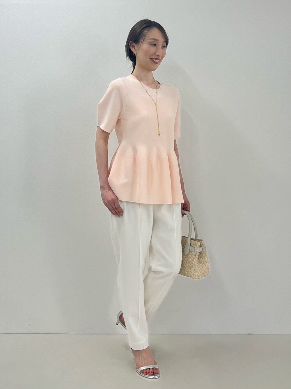 「きれいめカジュアル、パンツコーデ、ぺプラムトップス、ニット、ピンク、イージーパンツ、夏コーデ、キレイめ、大人かわいい、ぺプラム、ノーリーズ、ホワイトパンツ、テーパードパンツ、ネックレス、ストラップサンダル」｜「NOLLEY’SのキラV型ピアス（ピアス（両耳用）、ゴールド系）」を使った、nol ikeoさん（レディース・160cm）の春コーディネートの7枚目の写真