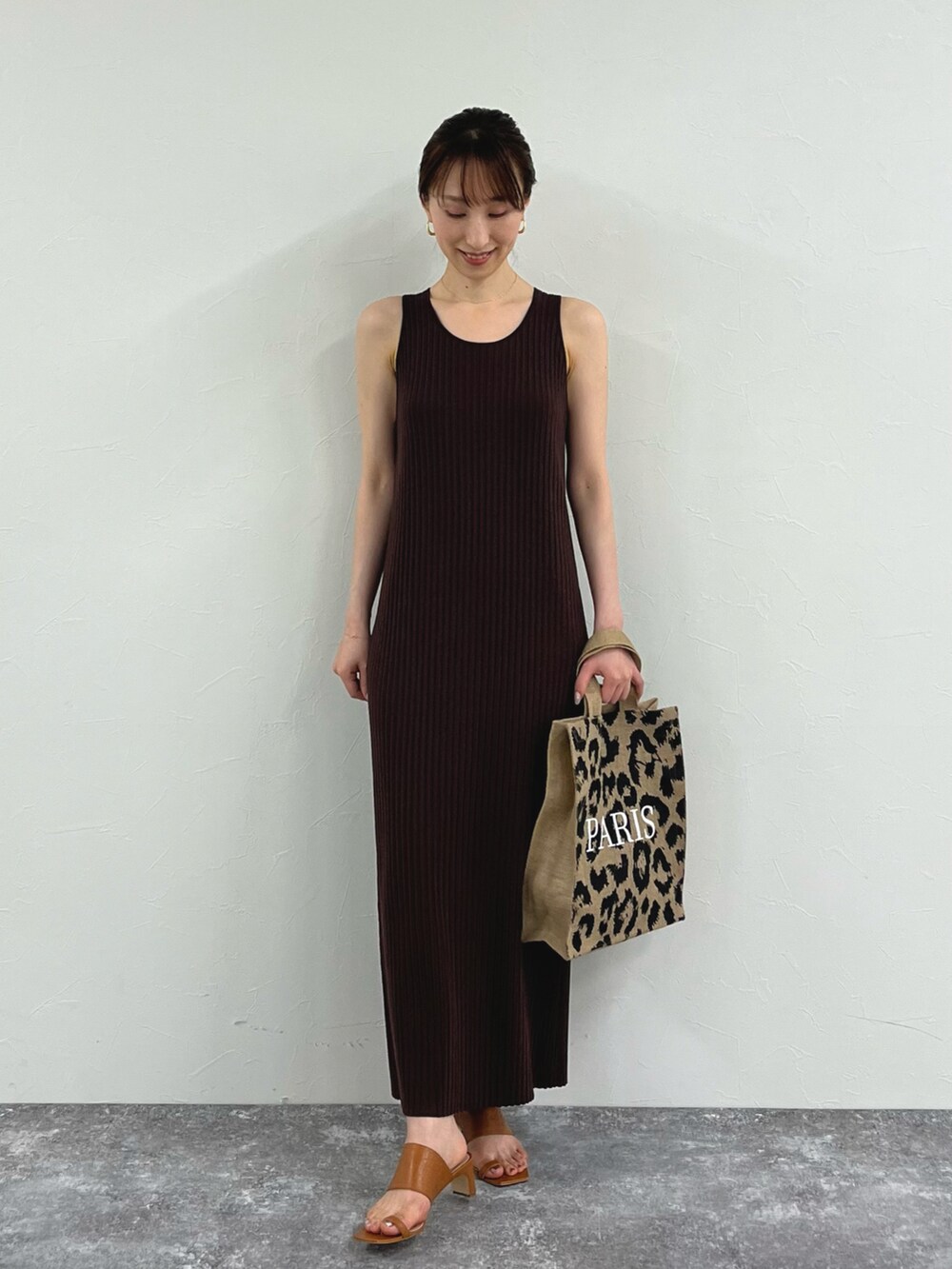 ブラウン系のワンピース、その他のトートバッグ、イエロー系のサンダルを着用したレディースの夏コーディネートの4枚目の写真