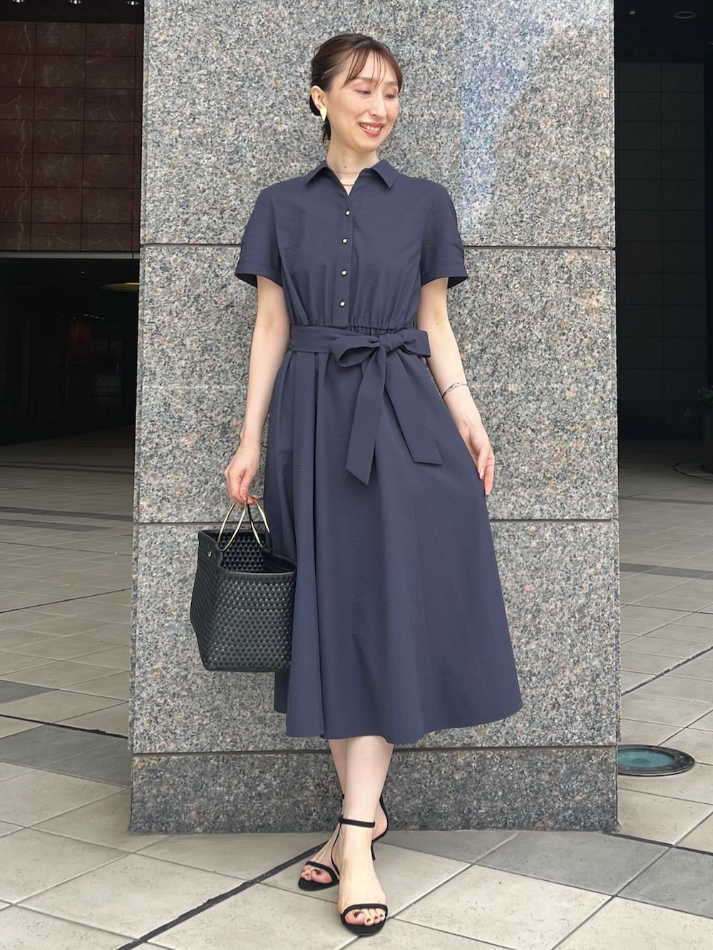 「ワンピース、きれいめカジュアル、夏コーデ、大人女子、大人コーデ、ワンピーススタイル、ワンピースコーデ、シャツワンピ、シャツワンピース、ネイビー、キレイめ、ノーリーズ、ワントーン、ワントーンコーデ、夏」｜「NOLLEY’Sの【grace grace/グラスグラス】ハート ピアス（ピアス（両耳用）、ゴールド系）」を使った、nol ikeoさん（骨格ウェーブ・レディース・160cm）の夏コーディネートの4枚目の写真