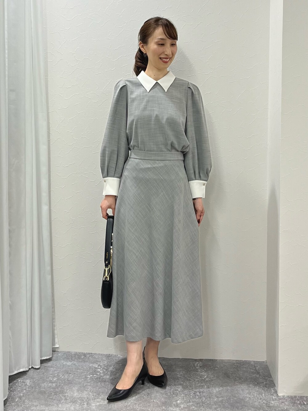 「オトナ女子、セレモニー、グレー、襟付きトップス、白襟、セットアップ、セットアップスタイル、フレアスカート、スカート、スカートスタイル、キレイめ、きれいめ、ブラウス、ノーリーズ、オフィスカジュアル」｜「NOLLEY’Sの【grace grace/グラスグラス】10K カットワイヤーフープ ピアス（ピアス（両耳用）、ゴールド系）」を使った、nol ikeoさん（骨格ウェーブ・レディース・160cm）の冬コーディネートの7枚目の写真