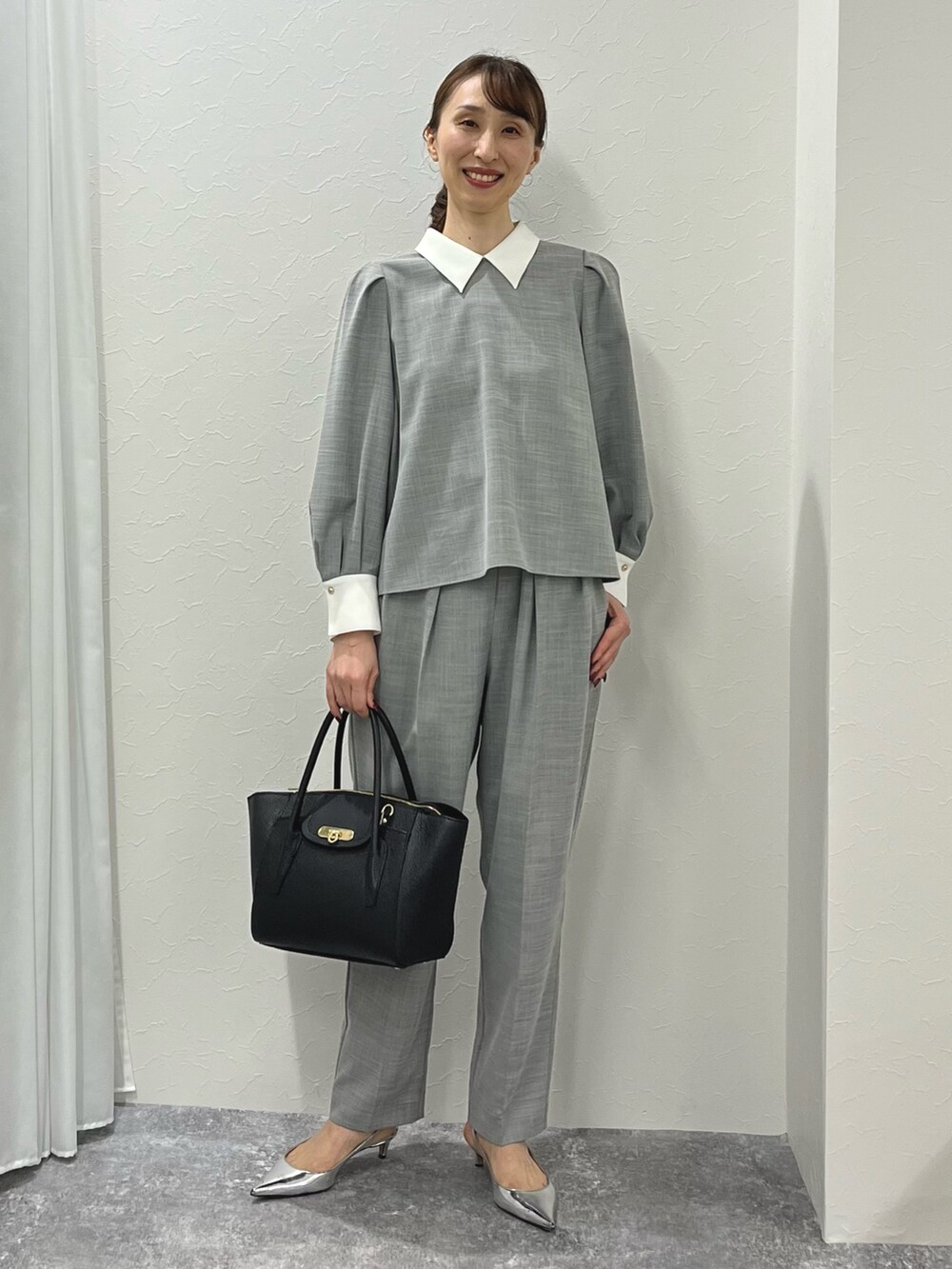 「パンツスタイル、タックパンツ、テーパードパンツ、セットアップ、セットアップスタイル、襟付きトップス、グレーコーデ、グレー、セレモニー、パンツコーデ、ノーリーズ、ぺプラムトップス、きれいめカジュアル、キレイめ、ブラウス」｜「NOLLEY’Sの《セットアップ対応》ウォッシャブルツータックテーパードパンツ（その他パンツ、グレー系）」を使った、nol ikeoさん（骨格ウェーブ・レディース・160cm）の冬コーディネートの6枚目の写真