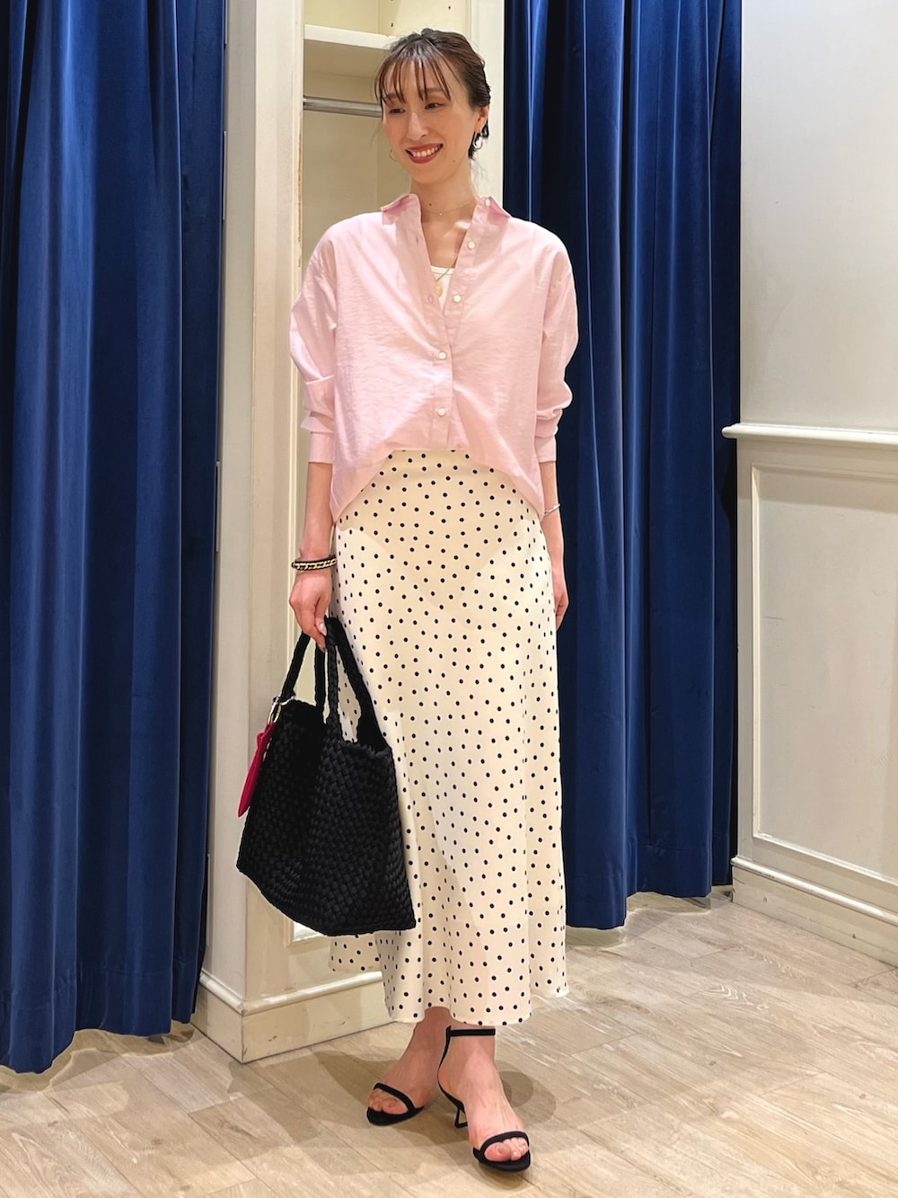 「春色、デートコーデ、お出かけコーデ、シアートップス、セットアップ、春、スカートスタイル、ピンク、ノーリーズ、ロングスカート、ナロースカート、ドット、ドット柄、ドットスカート、シャツ」｜「NOLLEY’S Sophiの2WAYベアテレコタンクトップ（タンクトップ、ホワイト系）」を使った、nol ikeoさん（骨格ウェーブ・レディース・160cm）の春コーディネートの9枚目の写真