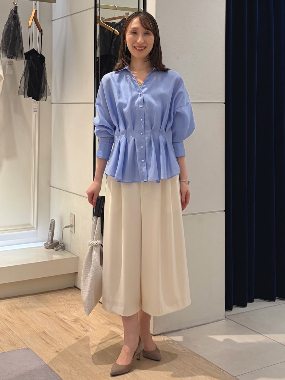 ブルー系のシャツ/ブラウス、グレー系のタンクトップ、ホワイト系のその他パンツを着用したレディースの冬コーディネートの2枚目の写真