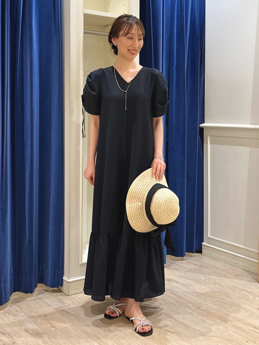 シルバー系のサンダル、ブラック系のワンピース、ベージュ系のハットを着用したレディースの春コーディネートの9枚目の写真