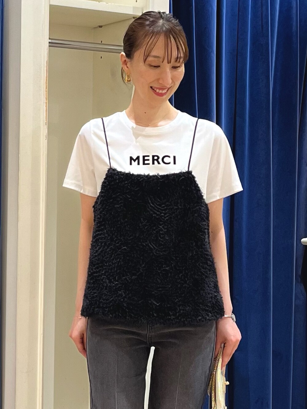 「レイヤードスタイル、夏コーデ、おしゃ見えテクニック、きれいめカジュアル、ロゴT、Tシャツ、デニムパンツ、デニム、ブラックデニム、ハイウエストデニム、キャミソール、ジーンズ、キャミ×Tシャツ、センタープレス、ノーリーズ」|「NOLLEY’S SophiのアルビニスタスムースフロッキーロゴT(Tシャツ/カットソー、ホワイト系)」を使った、nol ikeoさん(レディース・160cm)の夏コーディネートの3枚目の写真